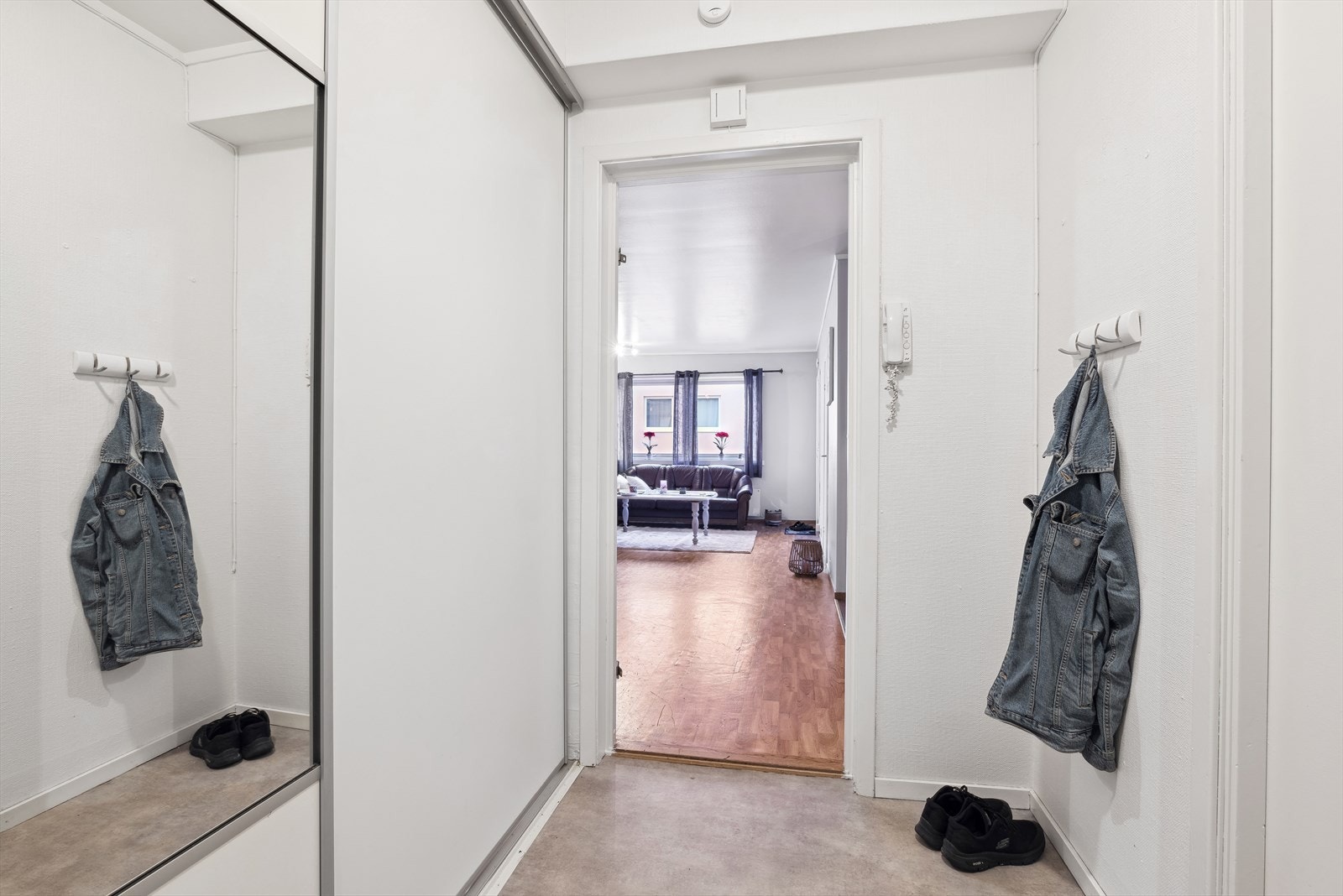 Entré med praktisk innebygget skyvedørsgarderobe samt opphengsløsninger. Galleribilde