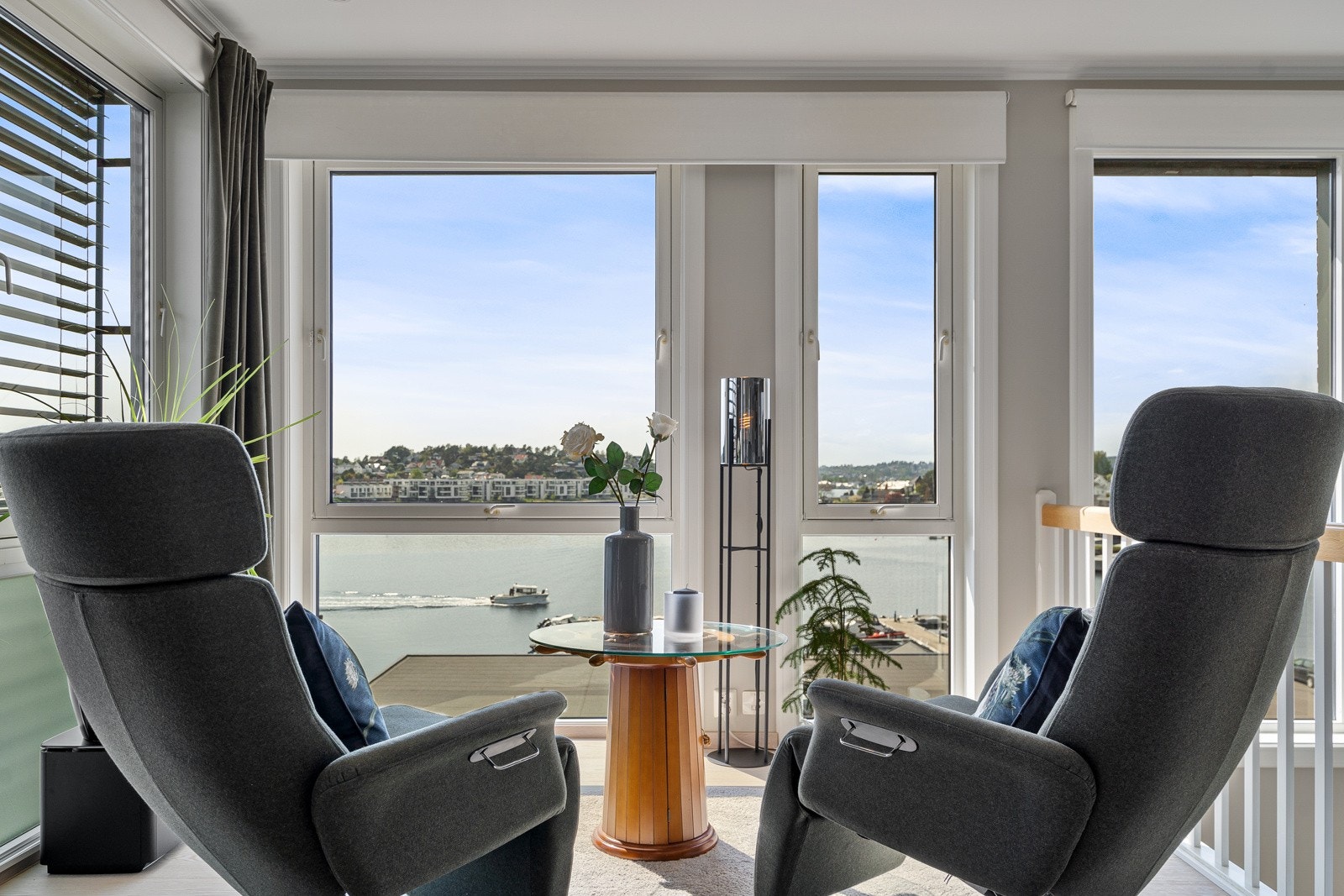 Fin sitteplass i stuen, hvor man enkelt kan nyte den frie fantastiske utsikten Galleribilde