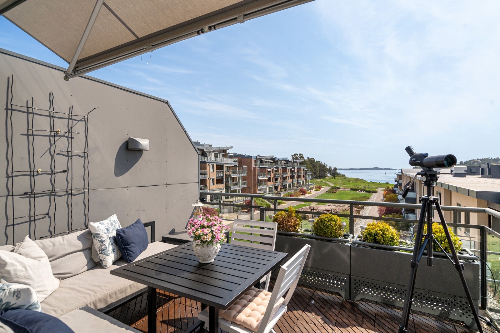 Stor terrasse med utgang fra stuen - fantasktisk utsikt til vår vakre skjærgård Galleribilde