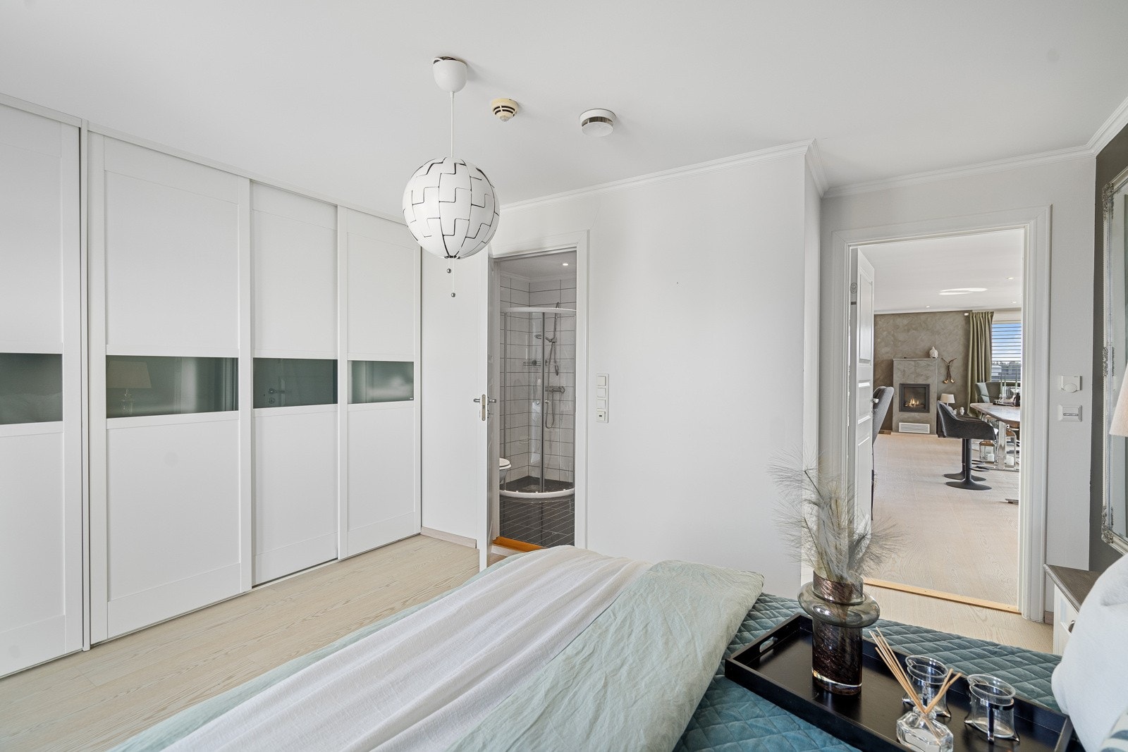 Stor og god skyvedørsgarderobe på soverommet Galleribilde