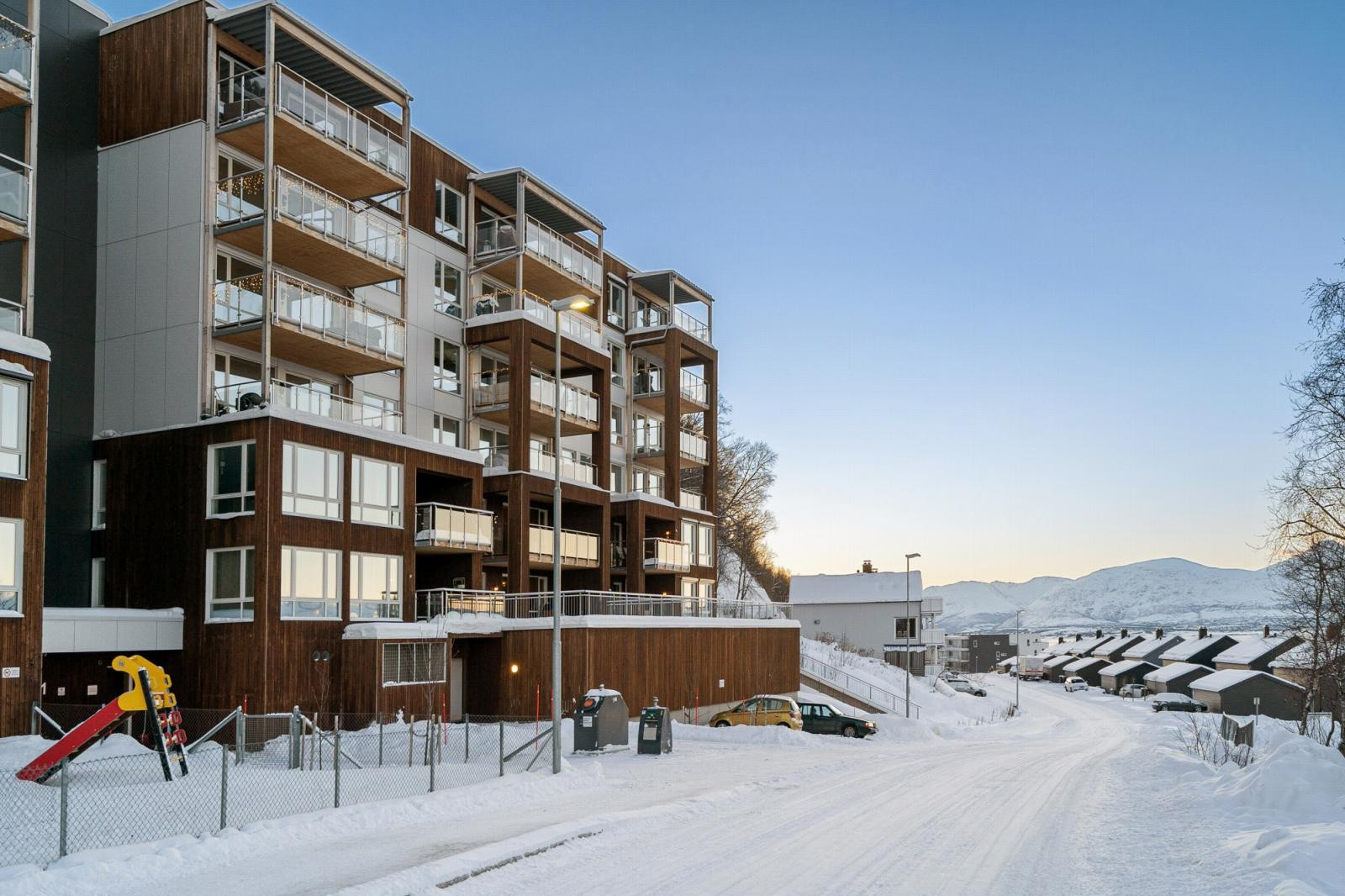 Her bor du fint til i et rolig område med meget gode sol- og utsiktsforhold. I nærheten har du busstopp med hyppige avganger til Tromsdalen, sentrum, Jekta, UNN/UiT m.m.