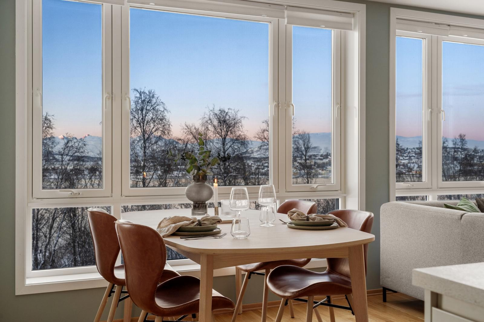I tilknytning til kjøkken har du plass til egen spisestue med nydelig utsikt.