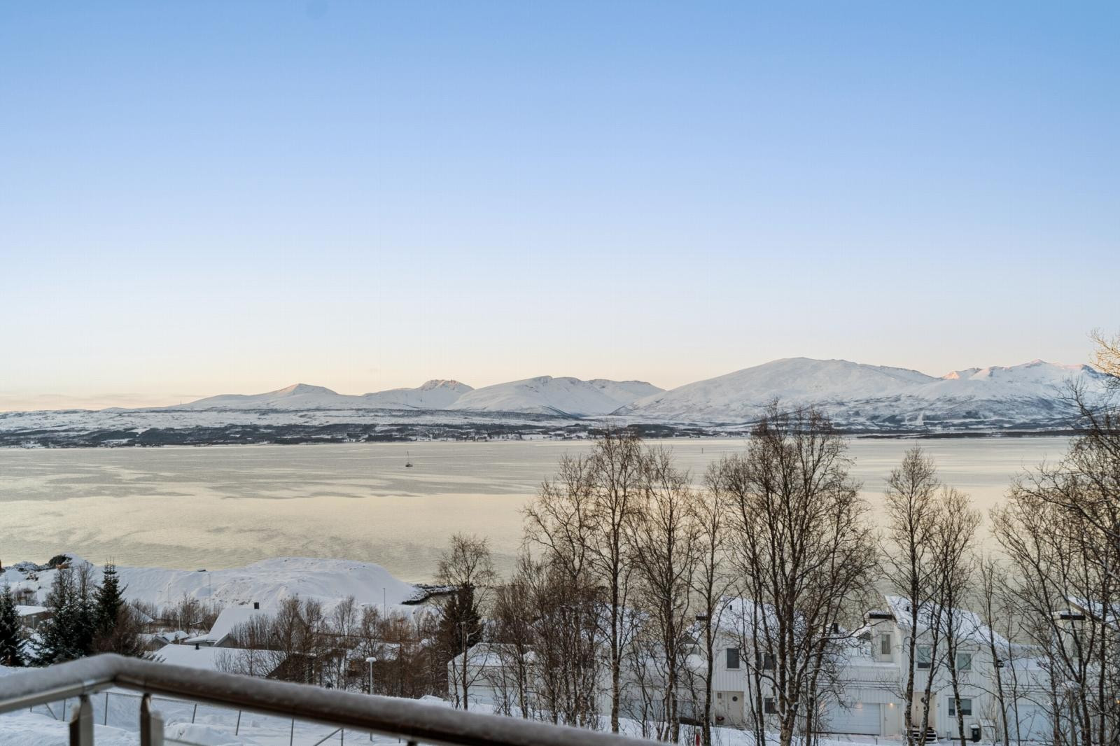Flott utsikt mot Tromsøya, Tromsøysundet og majestetiske fjelltopper!