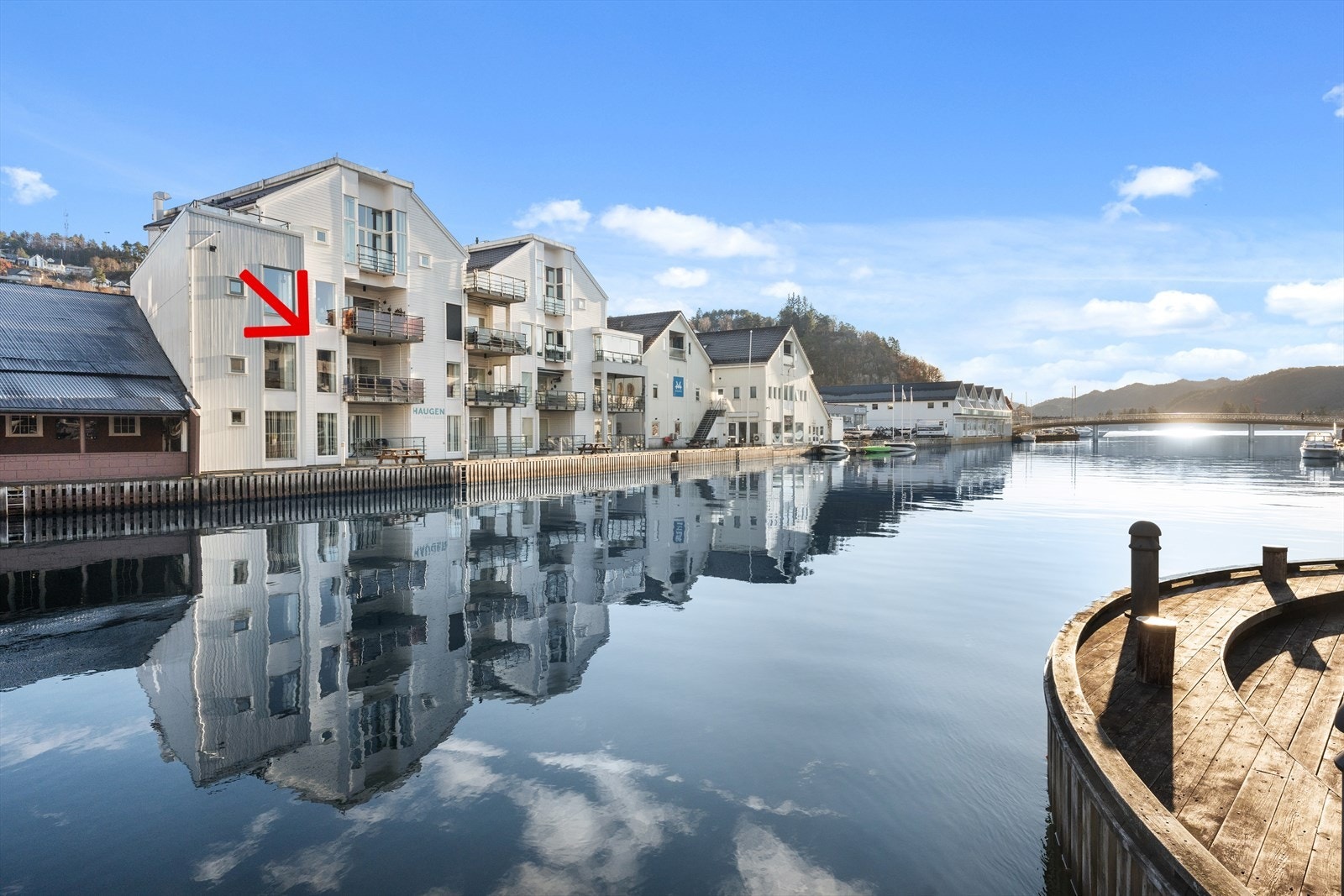 Sameiet eier bryggen i forkant av leilighetsbygget. Denne disponeres av beboerne i fellesskap. Galleribilde