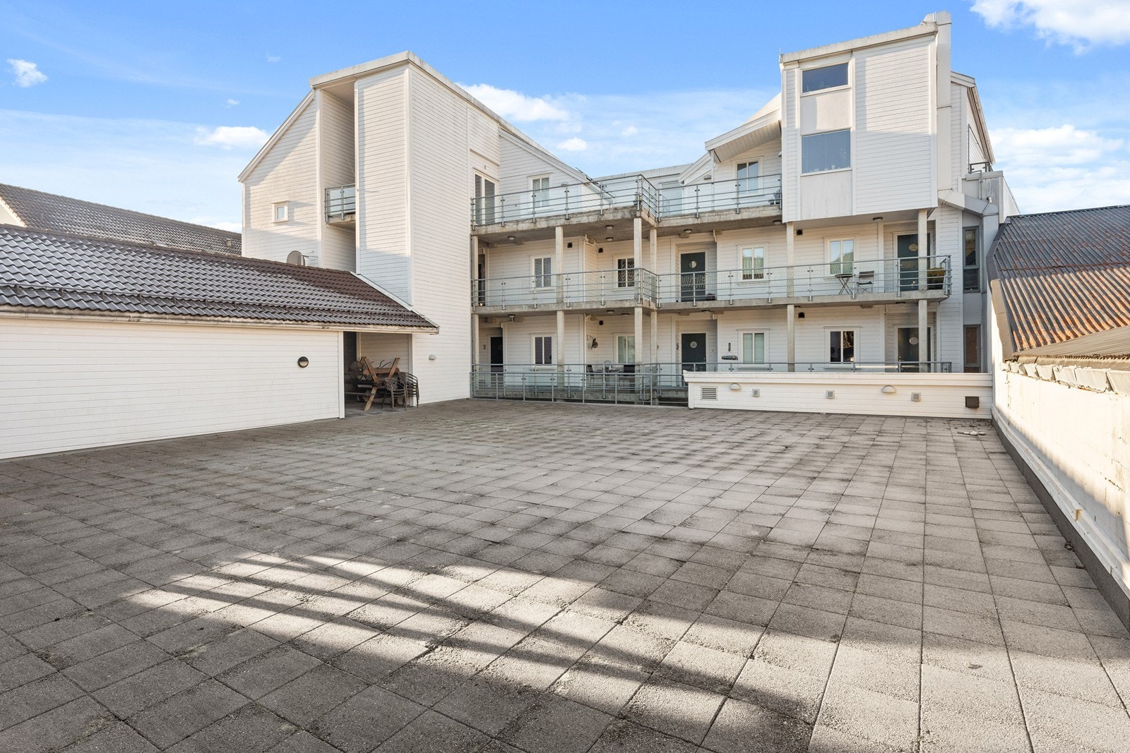 Stort fellesområde over parkeringsanlegg som disponeres av beboerne. Galleribilde