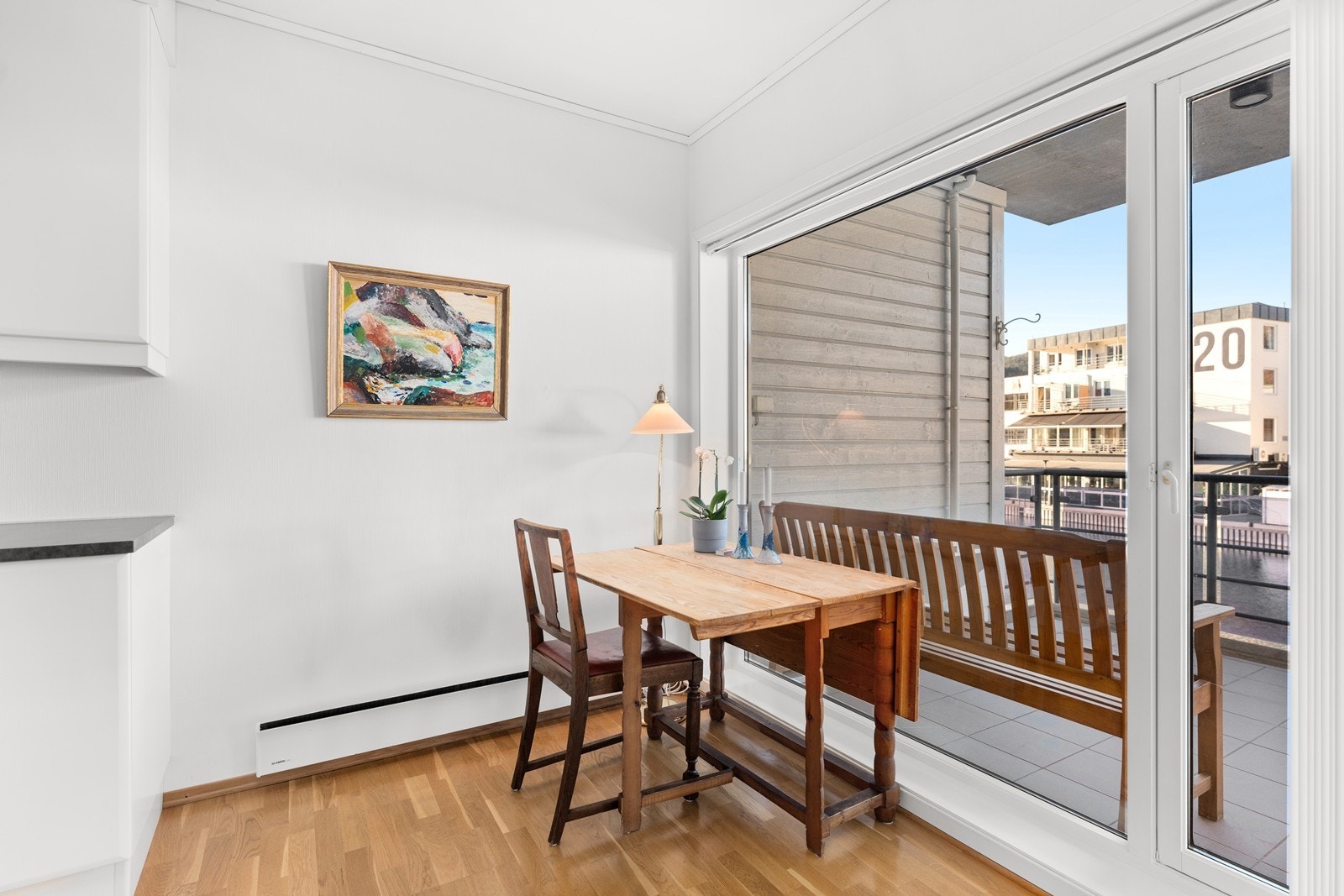 På kjøkken er det plass til en kjøkkenkrok. Det er også god plass til større spisegruppe i stue. Galleribilde