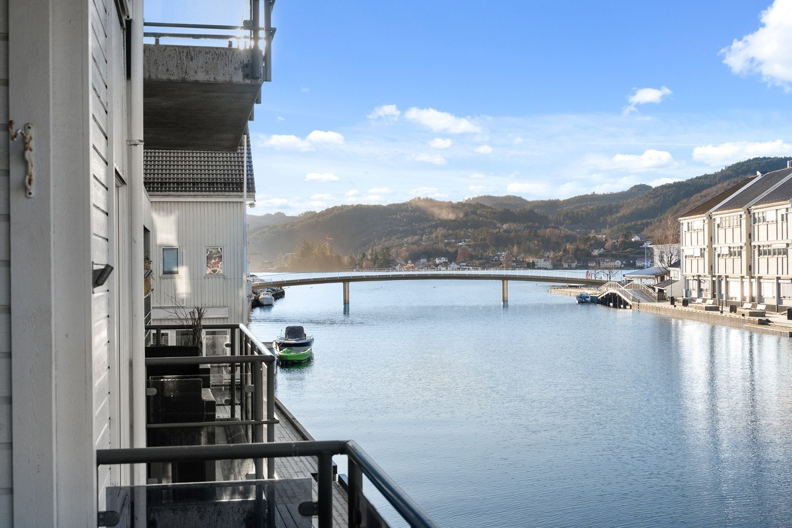 Nydelig utsikt fra terrassen ut mot sjøen og mot byen. Galleribilde
