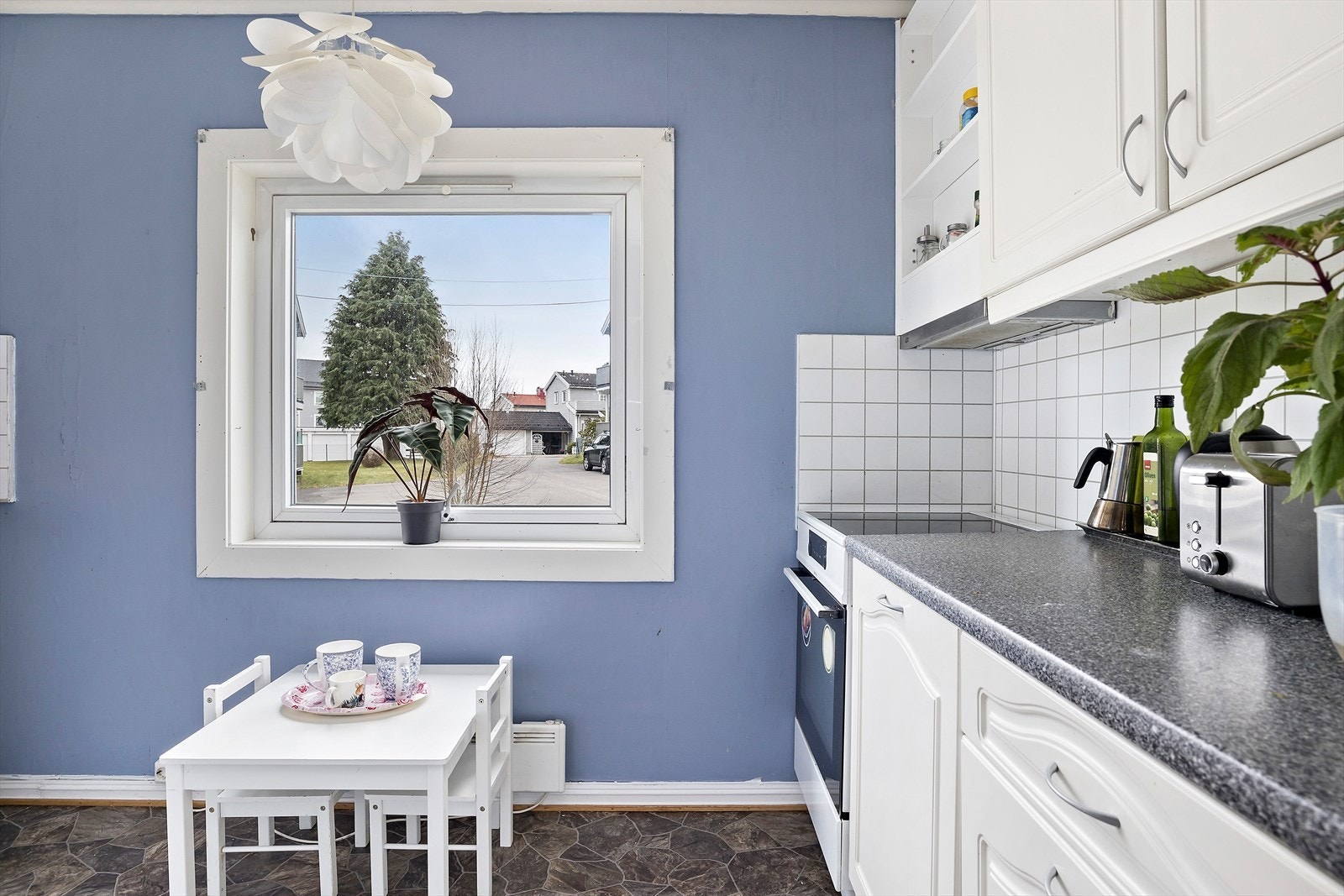 Ved kjøkkenvinduet kan du ha et lite frokostbord Galleribilde
