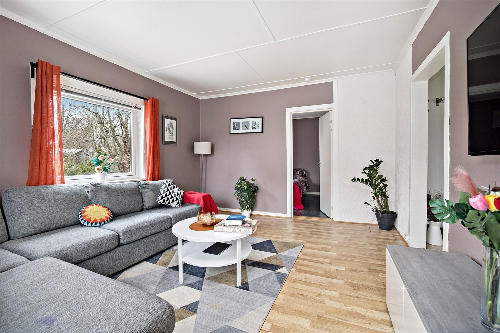 I stuen har du plass til romslig sofa og spisestuebord Galleribilde