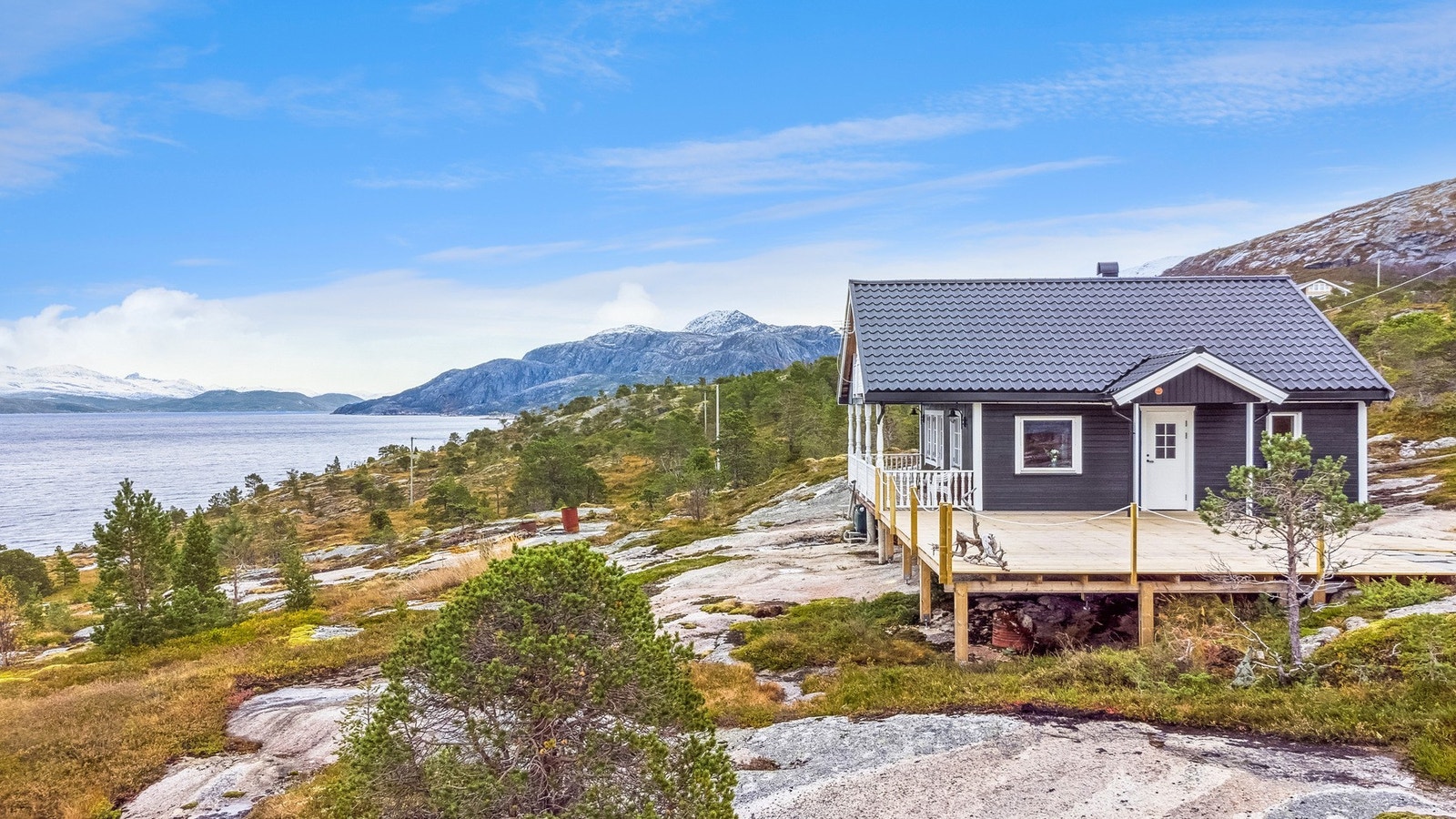 Hytten ligger fint til i naturskjønne omgivelser i Finnvik Galleribilde