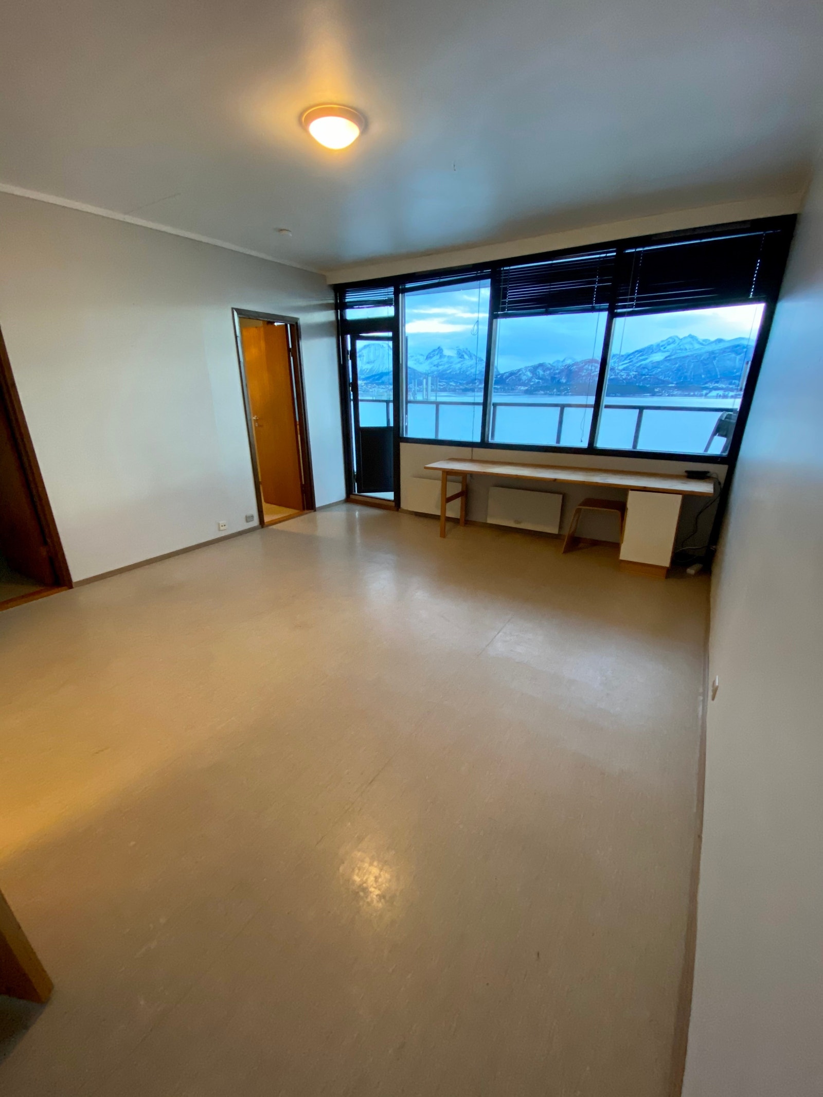 Oppholdsrom. Separert kjøkken, soverom, bad og gang. Stor balkong med fin utsikt. Galleribilde