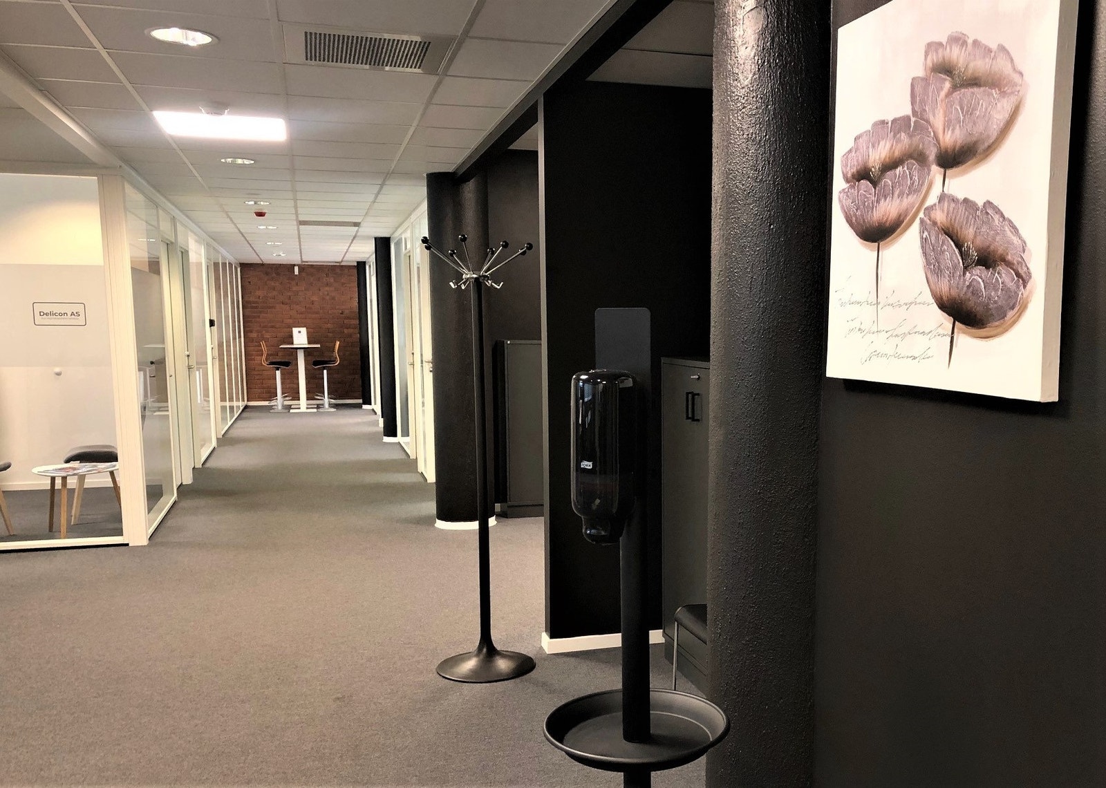 Trygg velkomst med antibac til alle ! Galleribilde