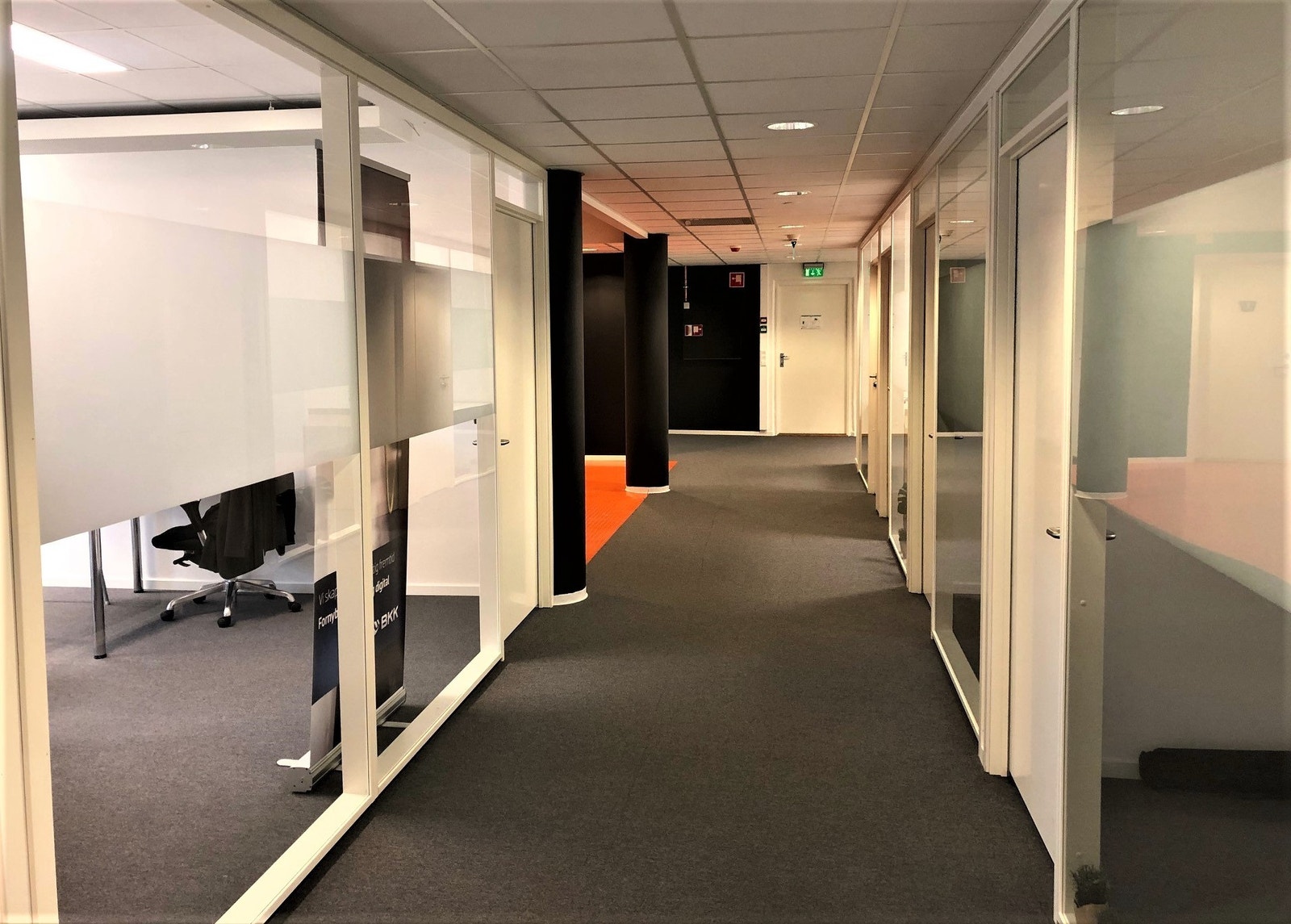 House of Business
Kun private kontorer.
Glassflater mot gang og store vindusflater gir godt lys og gode arbeidsforhold. Galleribilde