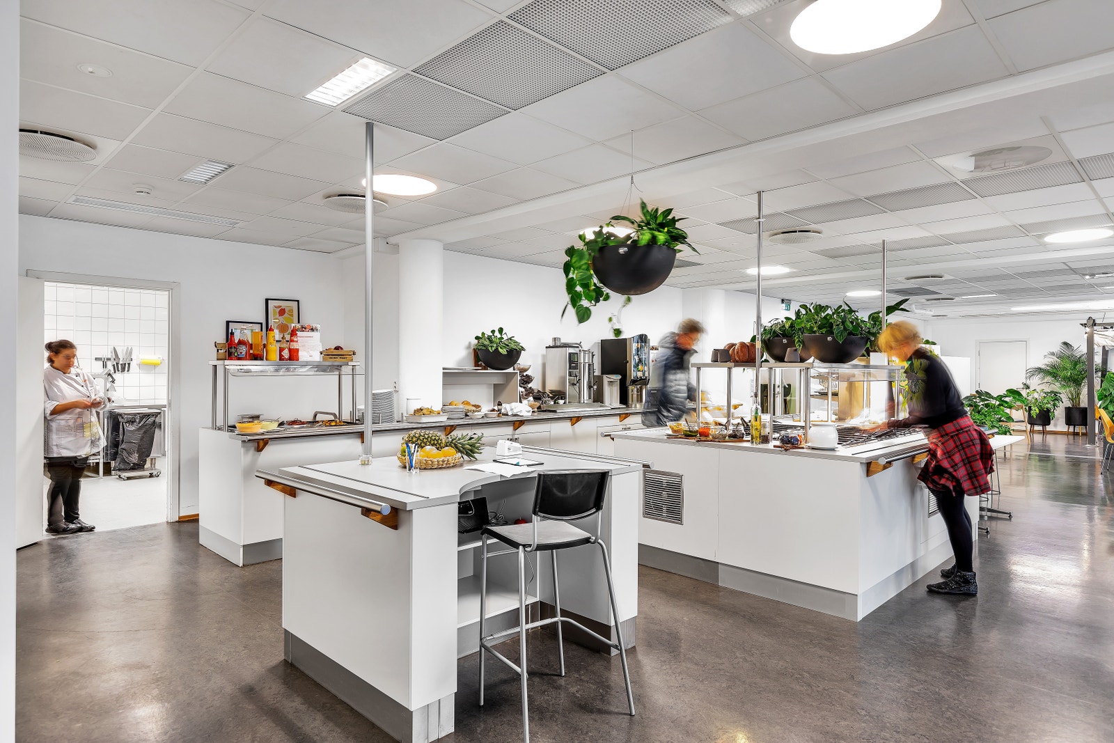 Flere mulige kantiner å benytte i området i tillegg til SUSHI og annet. REMA i underetasjen på bygget. Galleribilde