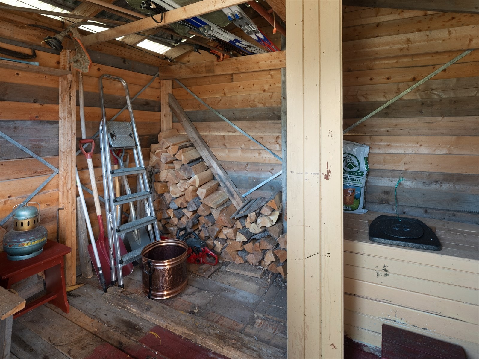 Uthus med utedo Galleribilde