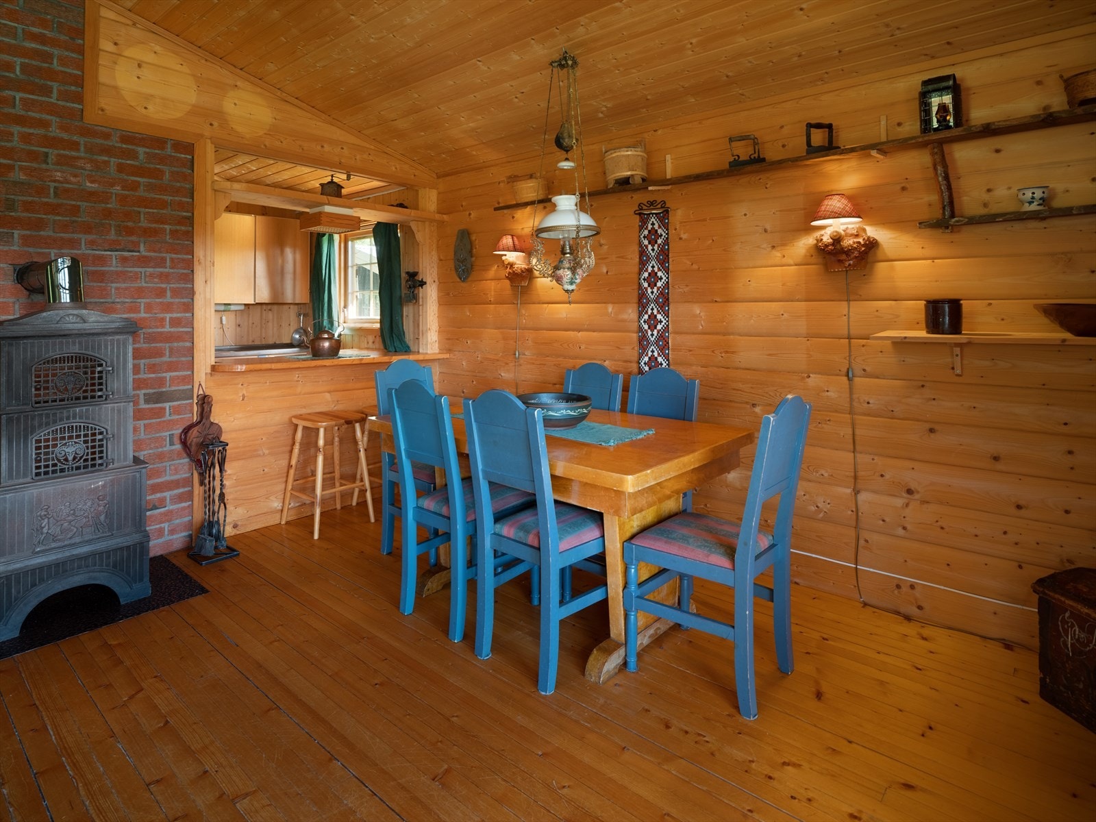 God plass til spisegruppe for hele familien med barløsning. Galleribilde