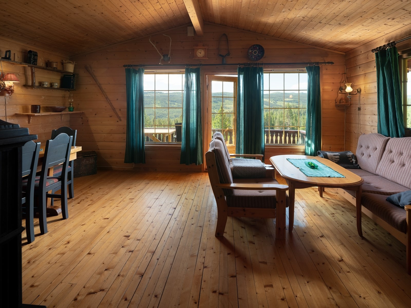 Her er det fin plass til både sofa- og spisegruppe med store vinduer som slipper solen og lyset inn. Galleribilde