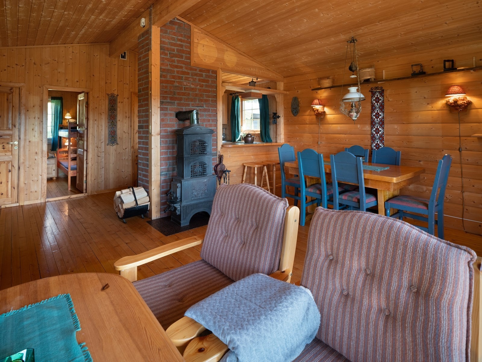 Kakkelovn som gir god oppvarming til hytta. Galleribilde
