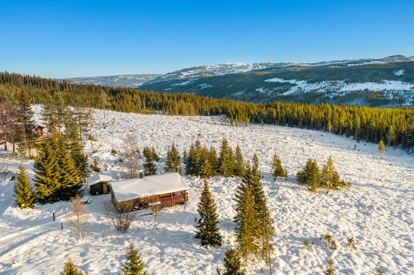 Fra eiendommen har du hyggelig utsikt mot bl.a. Nesfjellet alpinsenter Galleribilde