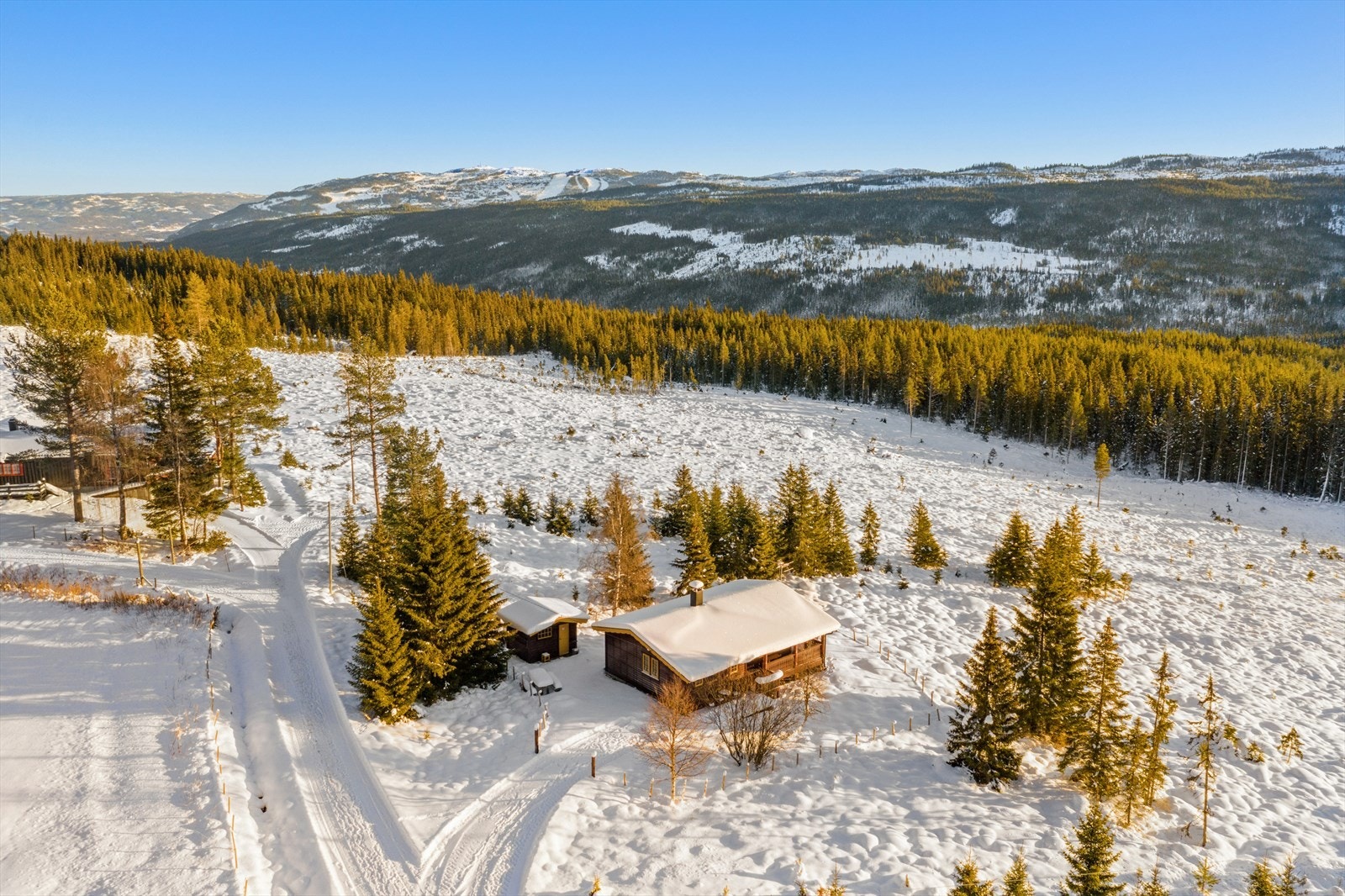 Eiendommen kan fortsatt bebygges med større hytte eller flere bygg - se reguleringsplan for detaljer Galleribilde