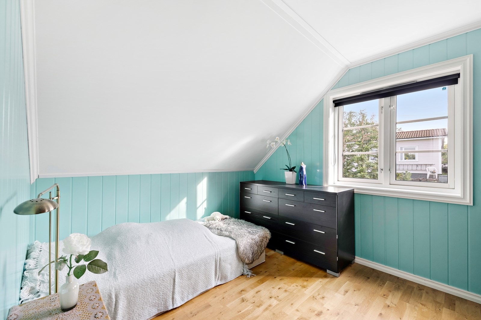 I 2.etg er det 3 gode soverom, loftsstue og et kott som er klargjort til å kunne lage bad. Galleribilde