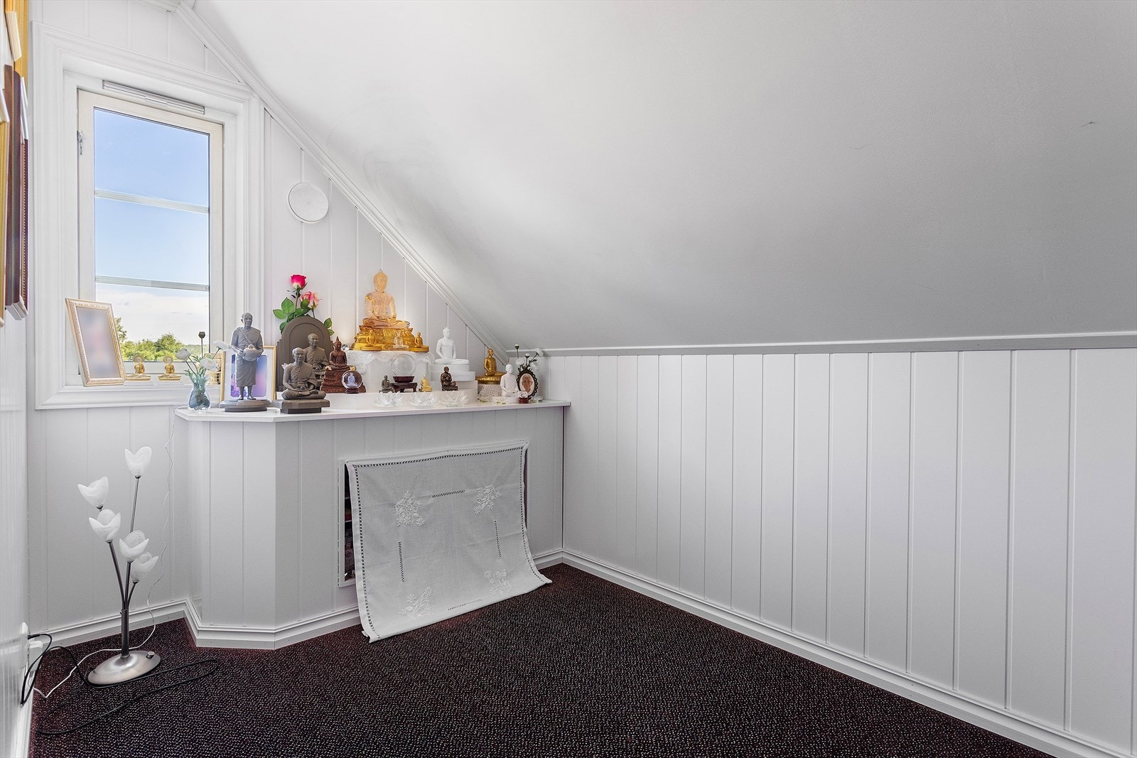 Tilhørende sovealkove/garderoberom til hovedsoverommet. Galleribilde