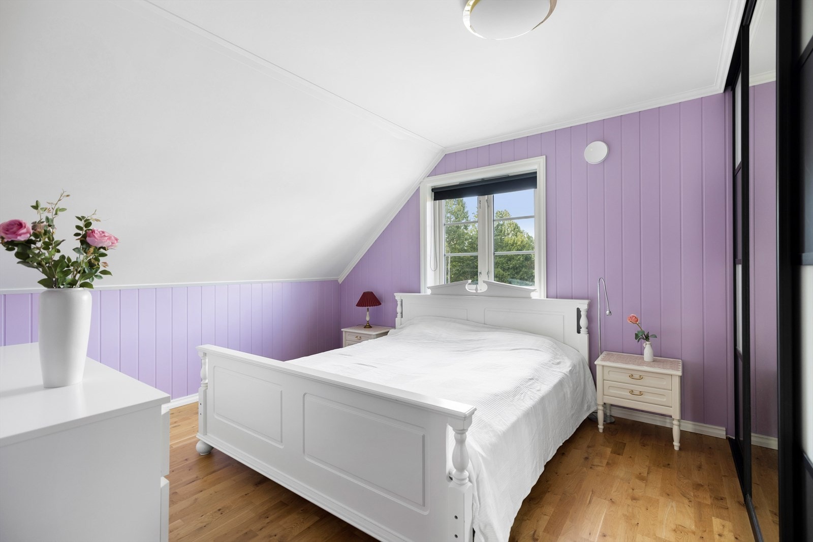 Hovedsoverommet har tilhørende sovealkove/garderoberom. Galleribilde