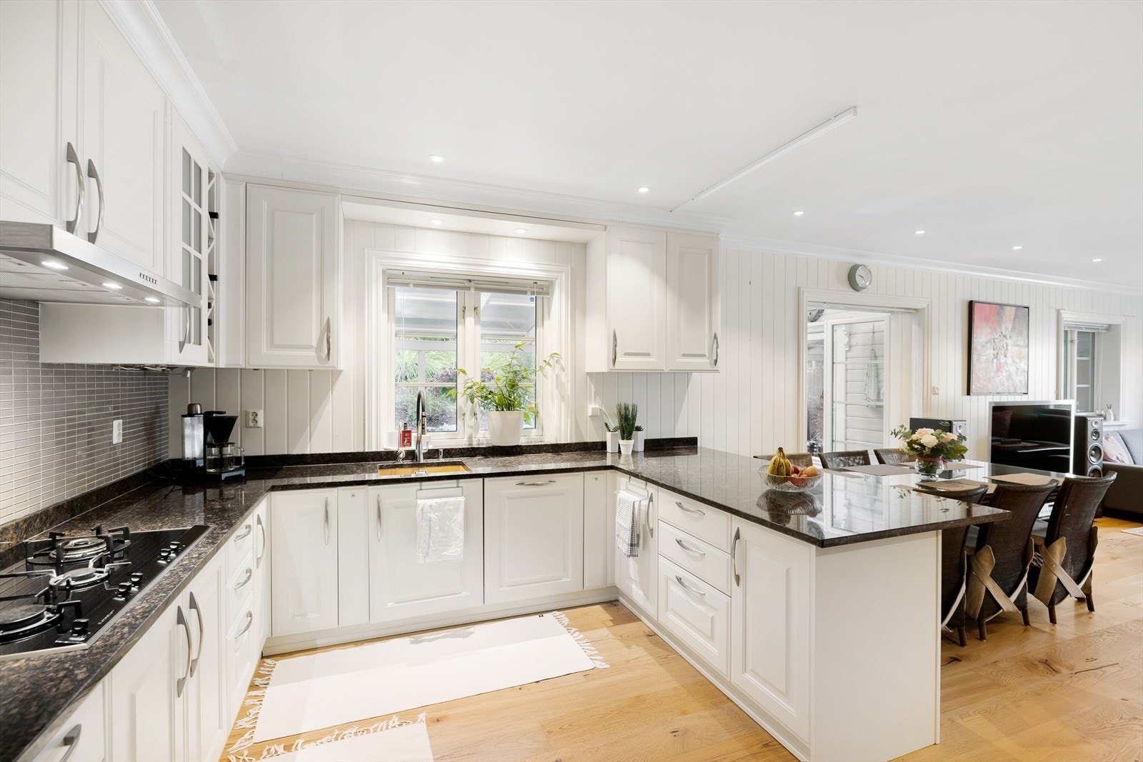 Rikelig med skap- og benkeplass. Galleribilde