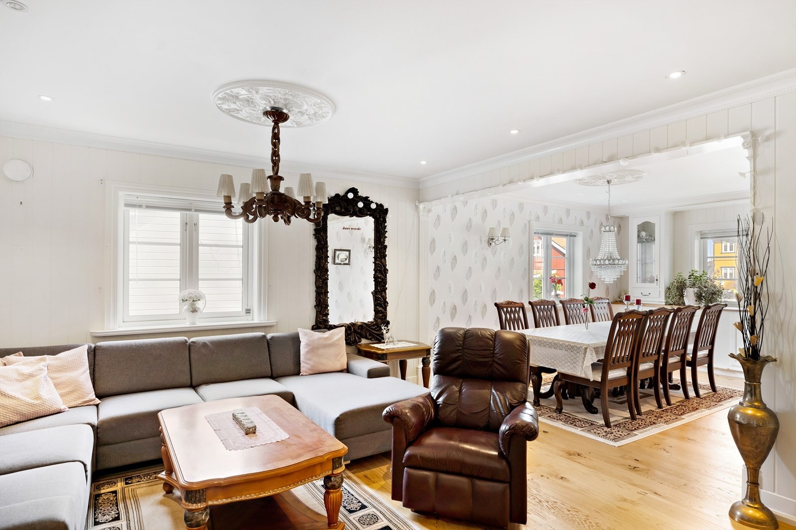 Mange møbleringsmuligheter. Der spisestuen er , er det også mulighet til å etablere ett 4. soverom. Galleribilde