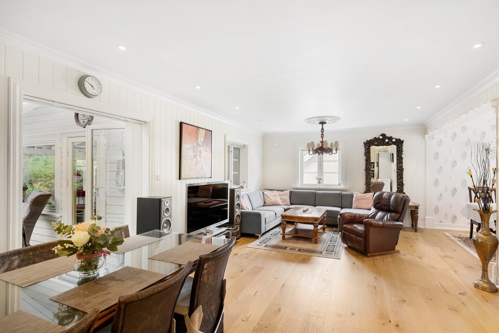 Eiendommen har dobbeltboligforsikring! Vindu og terrassedør ut mot terrassen/hagen. Galleribilde