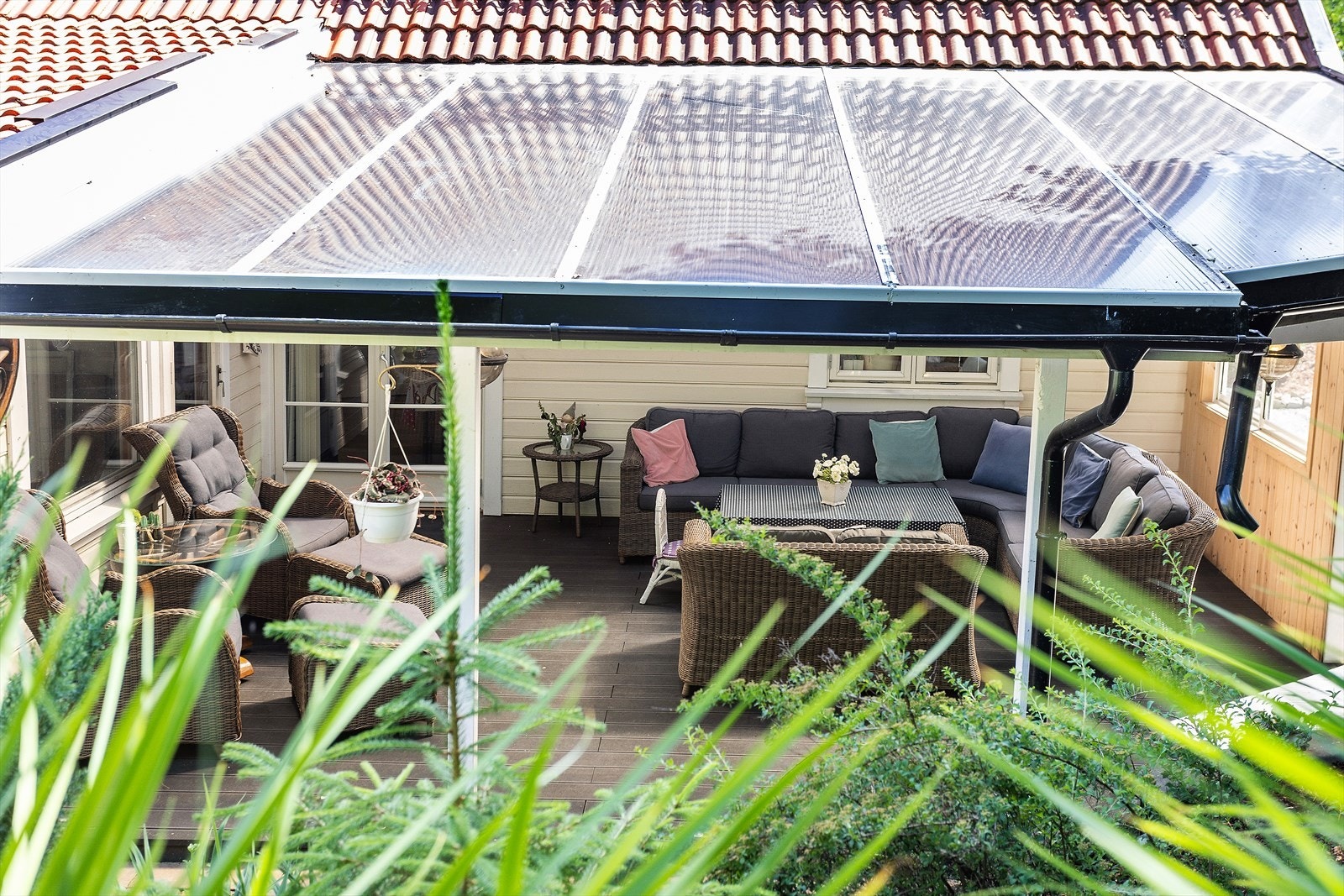 Hele terrassen er også overbygget (ikke byggemeldt) som gir en lun og skjermet uteplass. Galleribilde