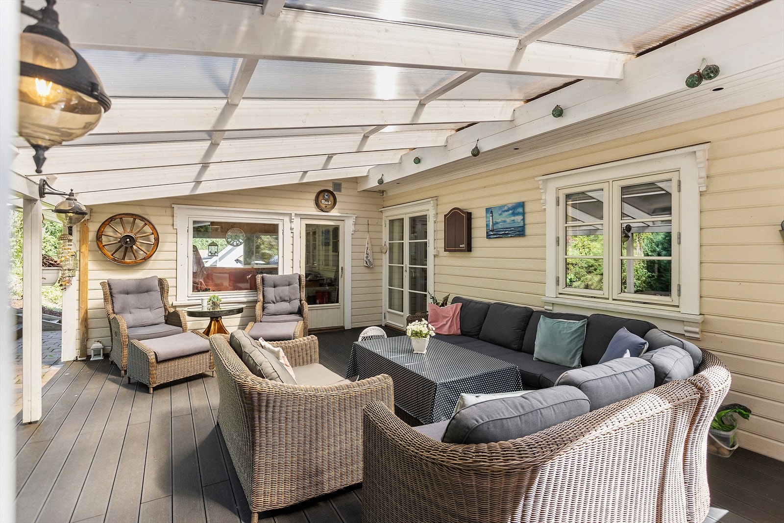 Fin uteplass med godt av møbleringsmuligheter. Galleribilde