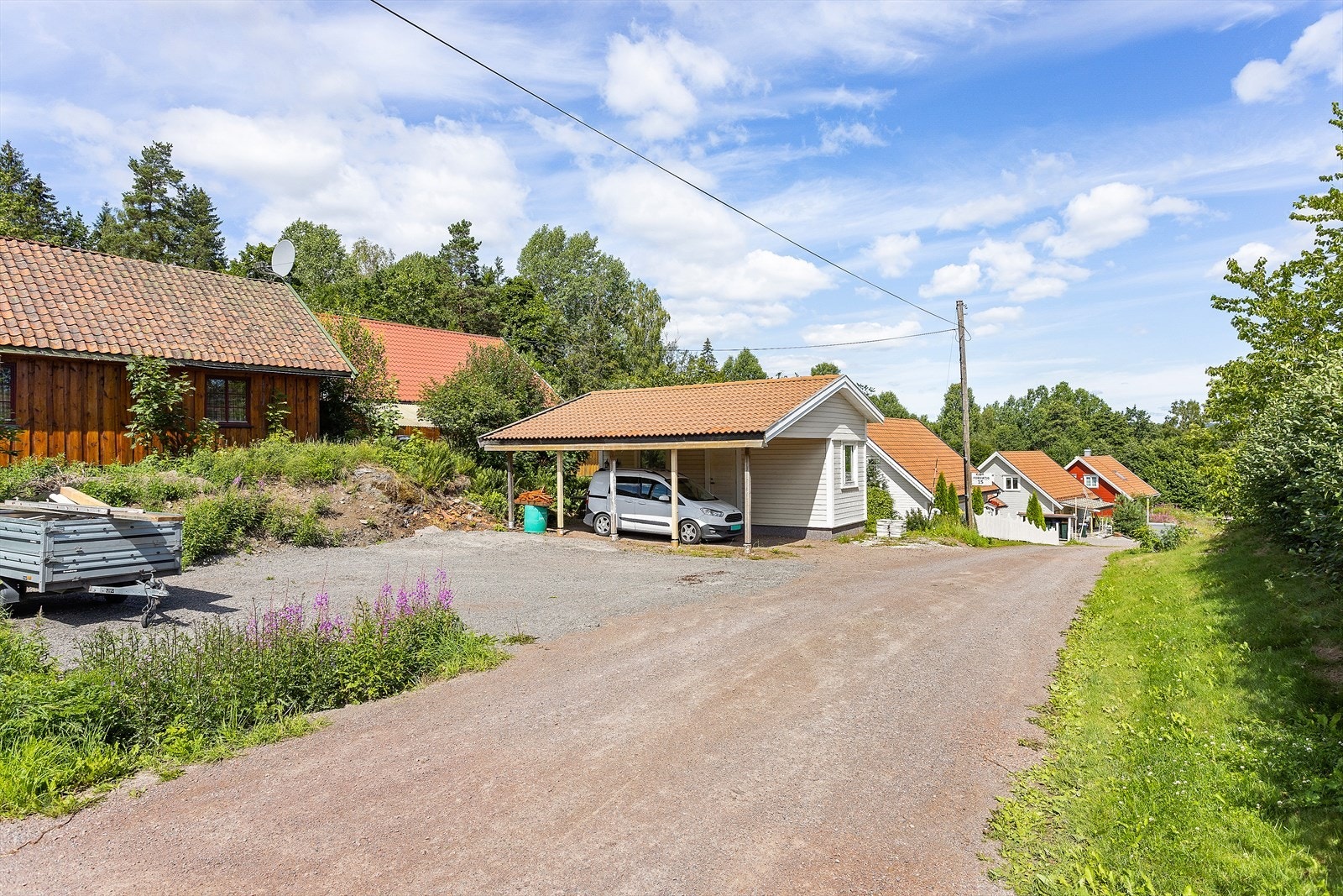 På tomten er det satt opp carport med tilhørende bod. Det foreligger ikke tegninger/søknad el.l for carport med bod. (Denne er en container som er kledd inn). Galleribilde