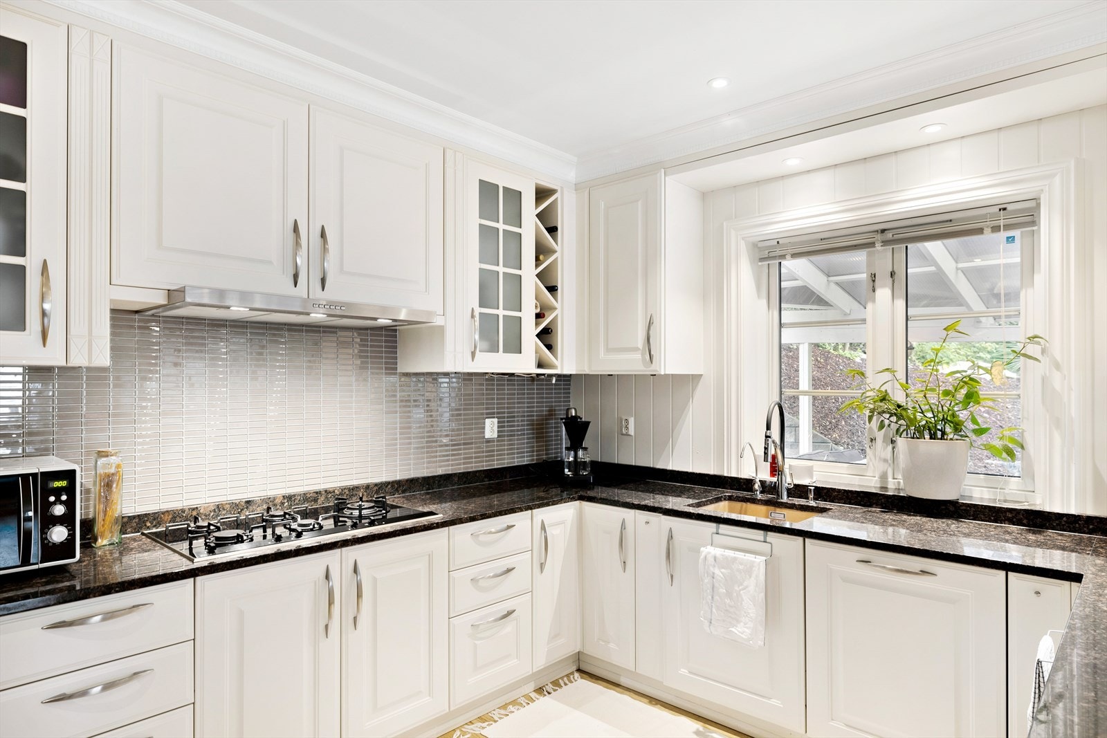 Kjøkkenet har svært god skapplass, gasskomfyr og benkeplate i stein. Galleribilde