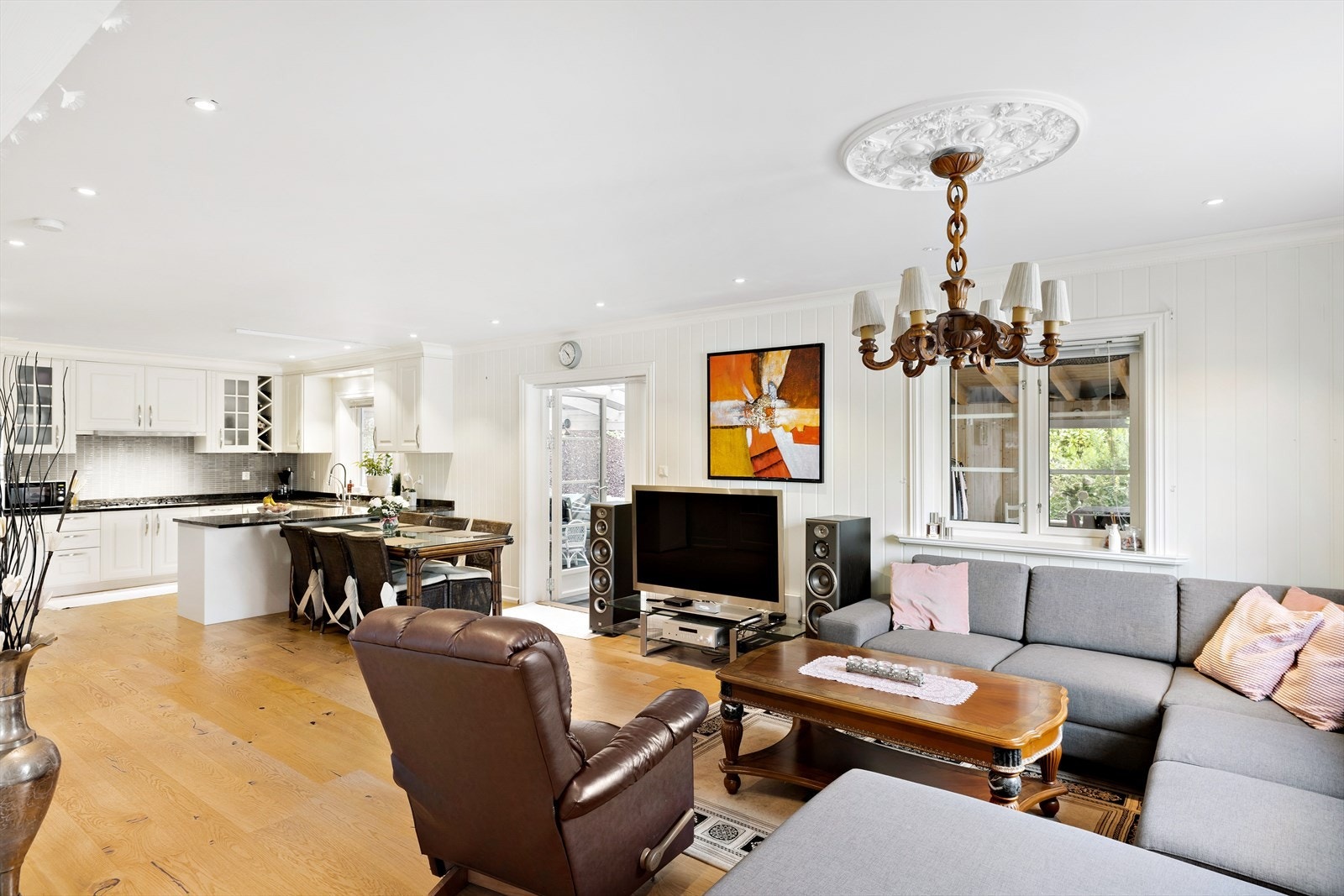 Åpen kjøkkenløsning og utgang til overbygget terrasse. Galleribilde