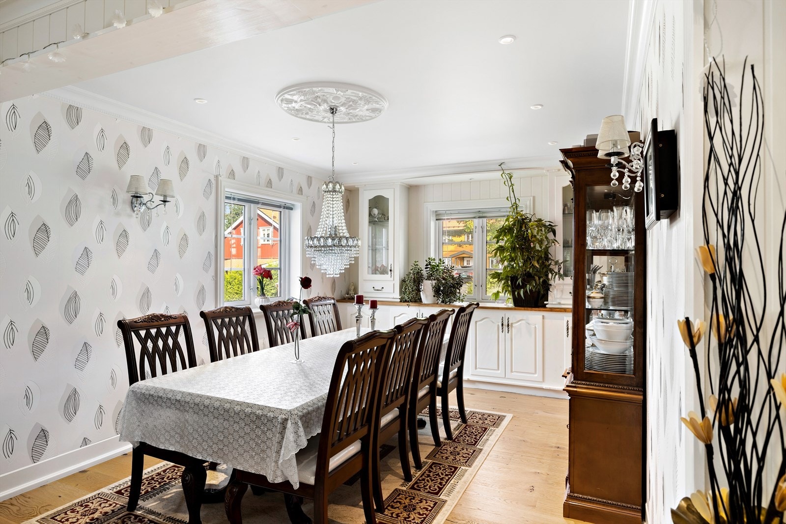 Spisestuen har innebygget skapløsning i enden av rommet. Galleribilde