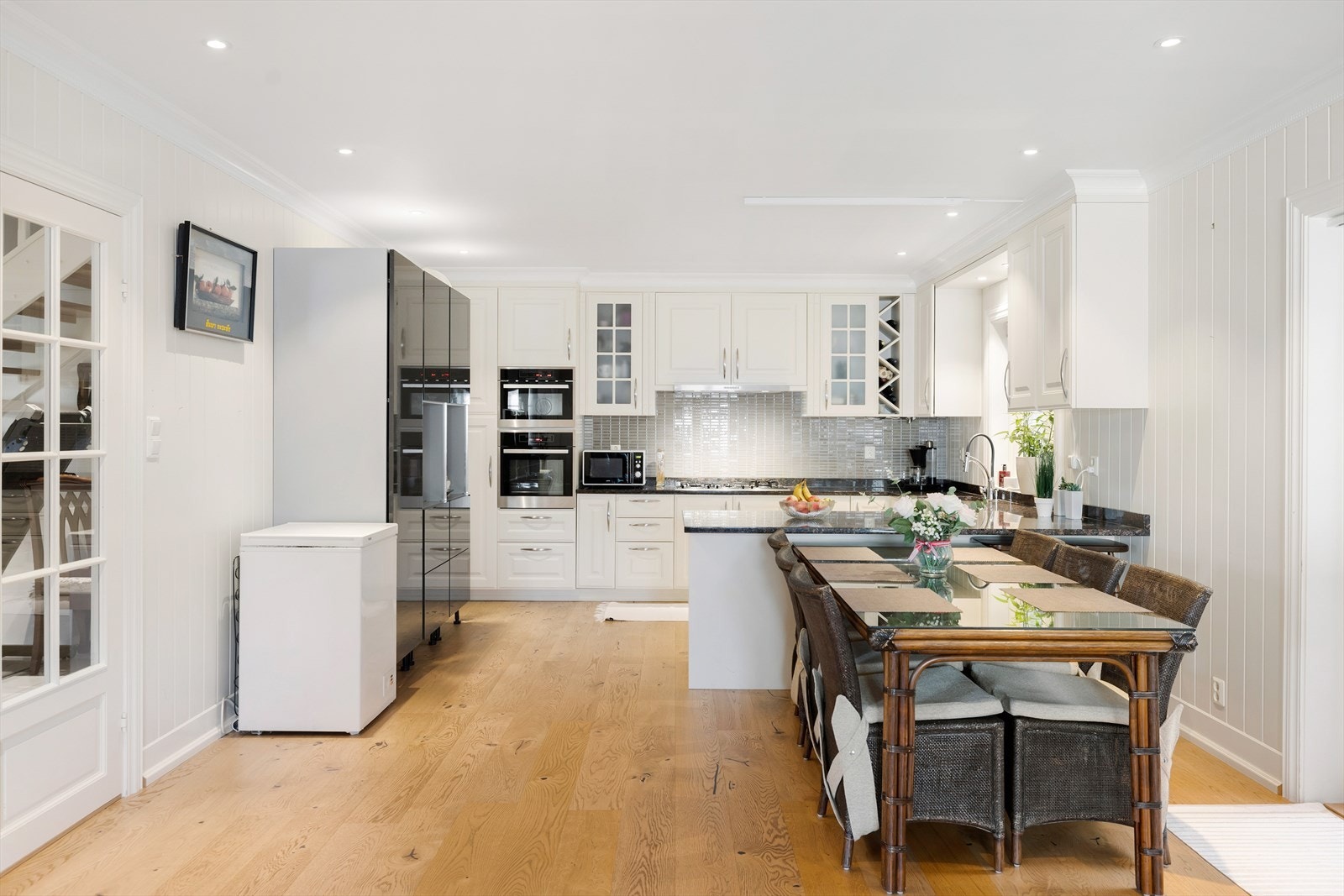 Plass til spisestue også ved kjøkkenet. Galleribilde