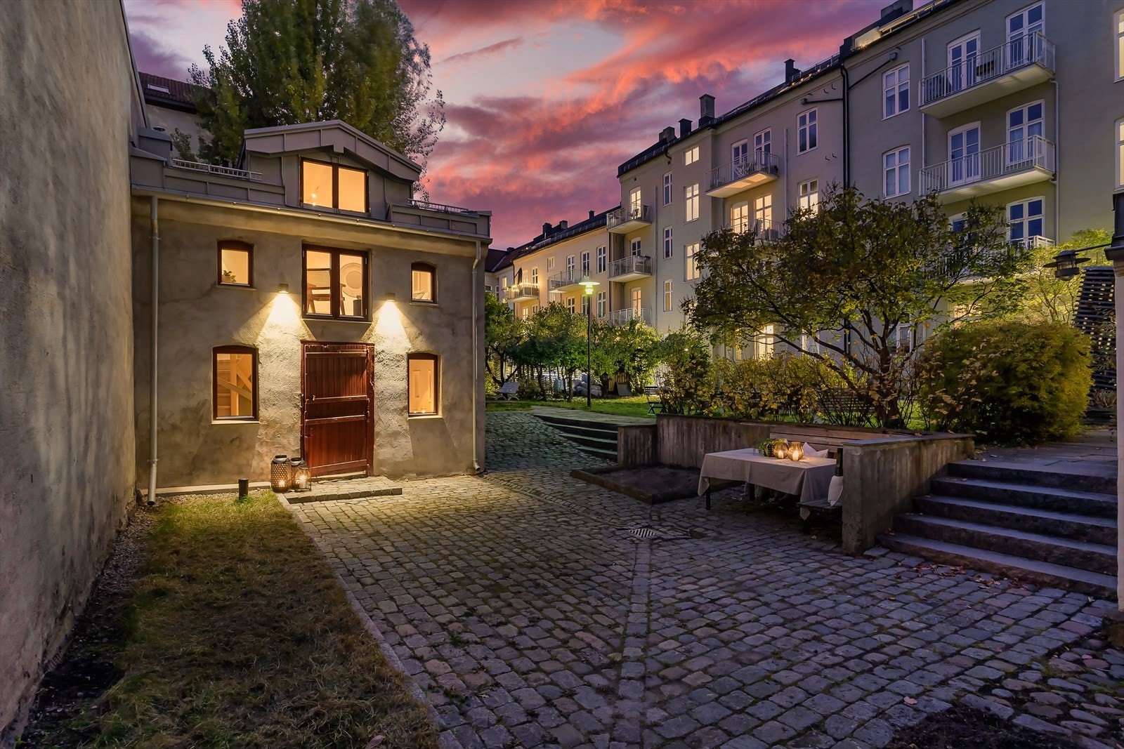 Bakgården er felles og deles med flere fra sameiet. Galleribilde