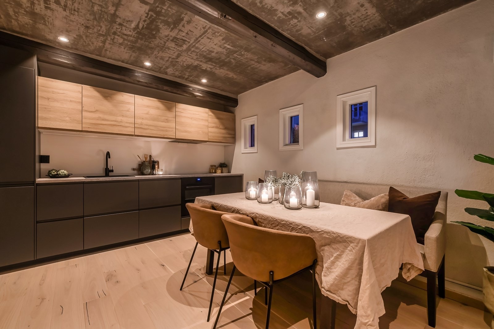 Du kommer direkte inn til kjøkken og oppholdsrom fra entréen. Galleribilde