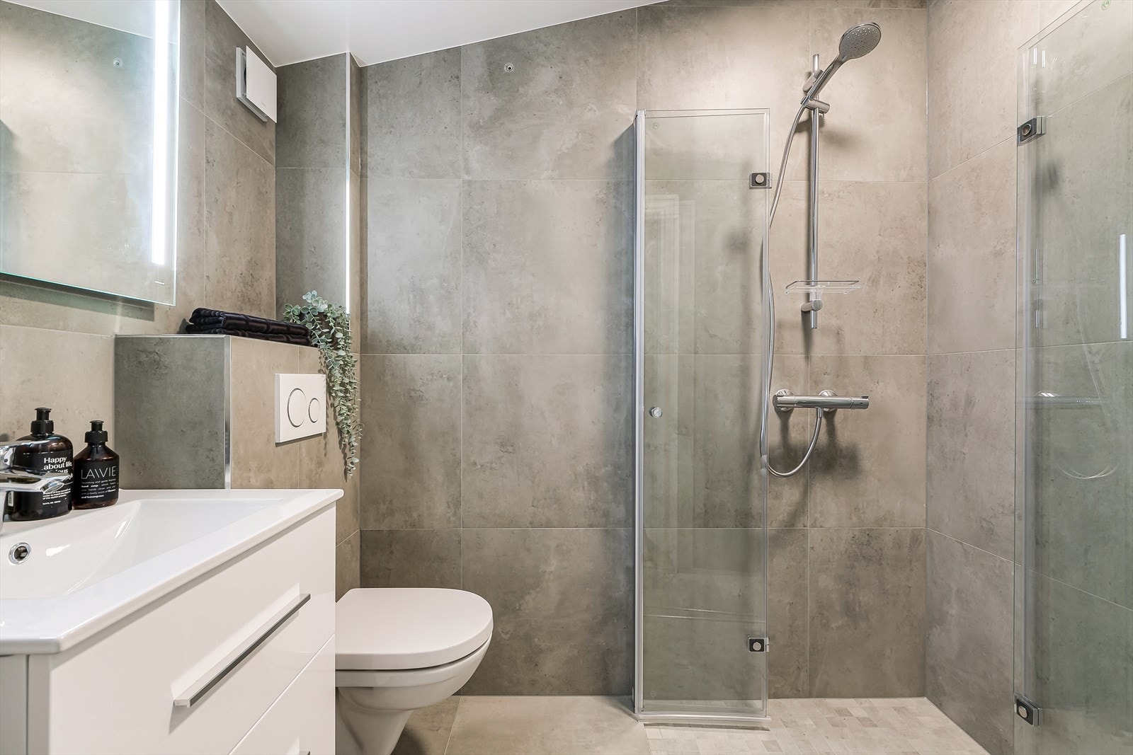 Lekkert og tidsriktig baderom fra 2023 med fliser på vegger og gulv. Galleribilde