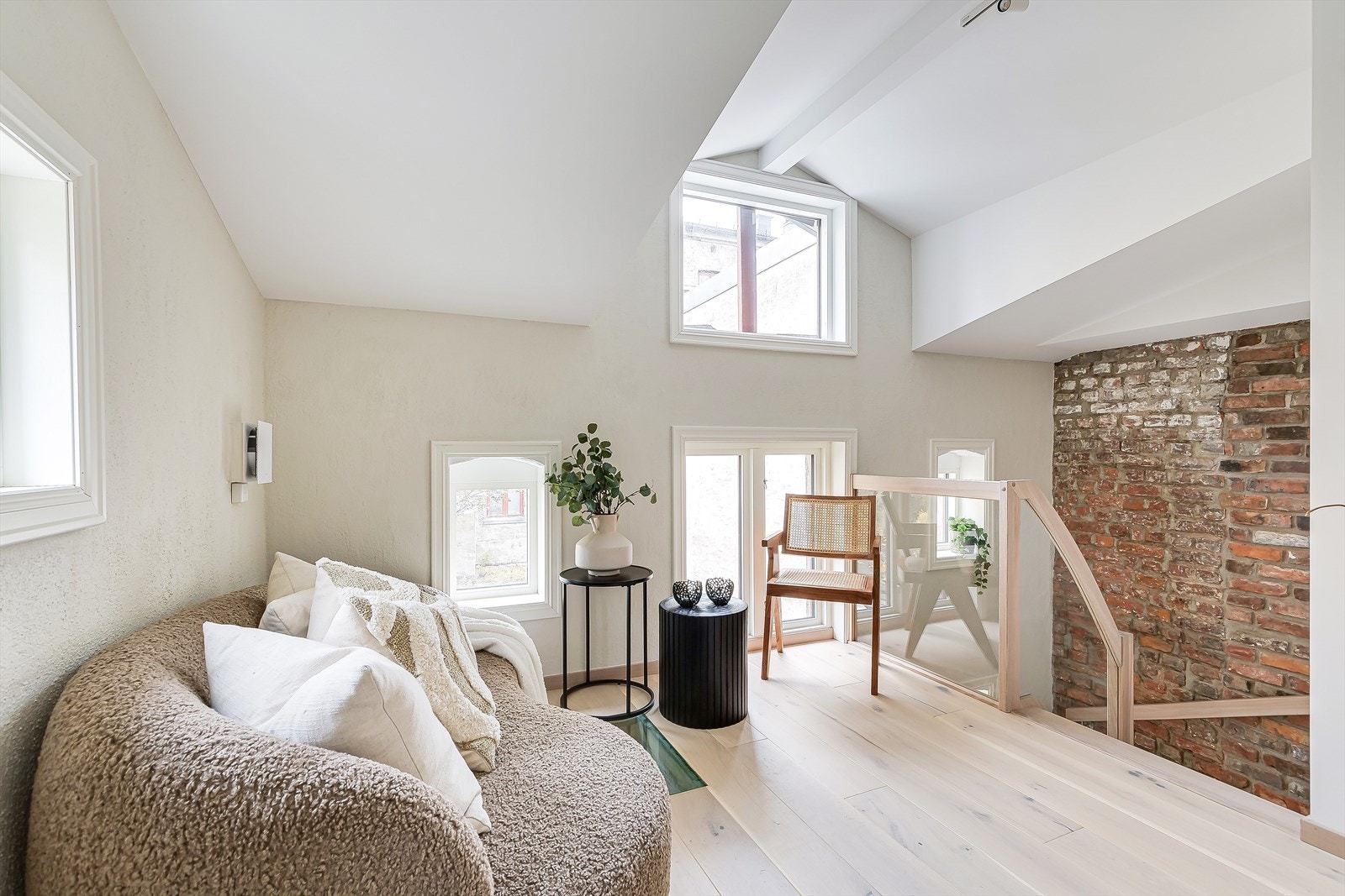 Ekstra takhøyde gjør også at rommet føles åpent og luftig. Galleribilde