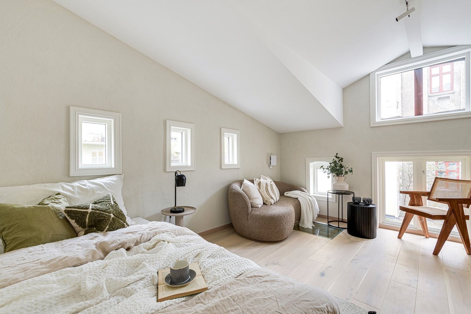 Her er det naturlig å lage stuedel og et klesskap kan være et fint skille for sonene. Galleribilde