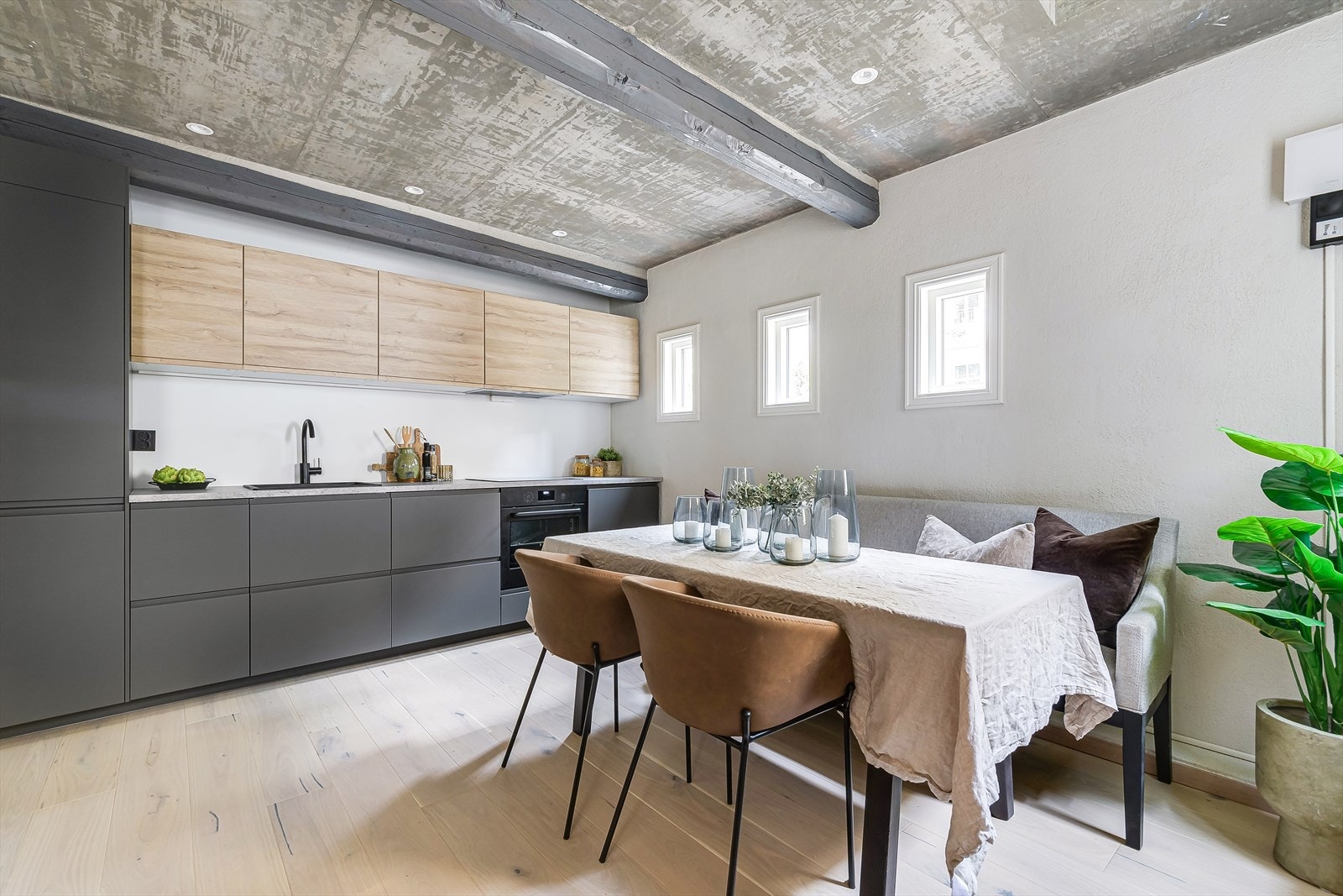 Kjøkkenet har åpen løsning med ny og stilfull innredning fra 2023. Galleribilde