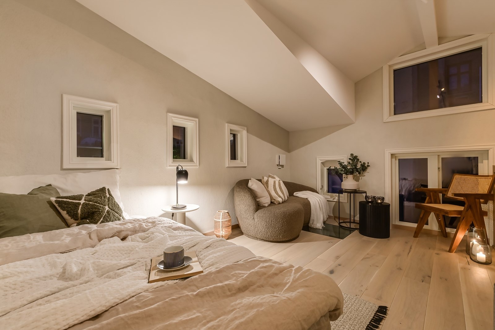 I andre etasje ligger soverommet med direkte adkomst fra trappen. Galleribilde