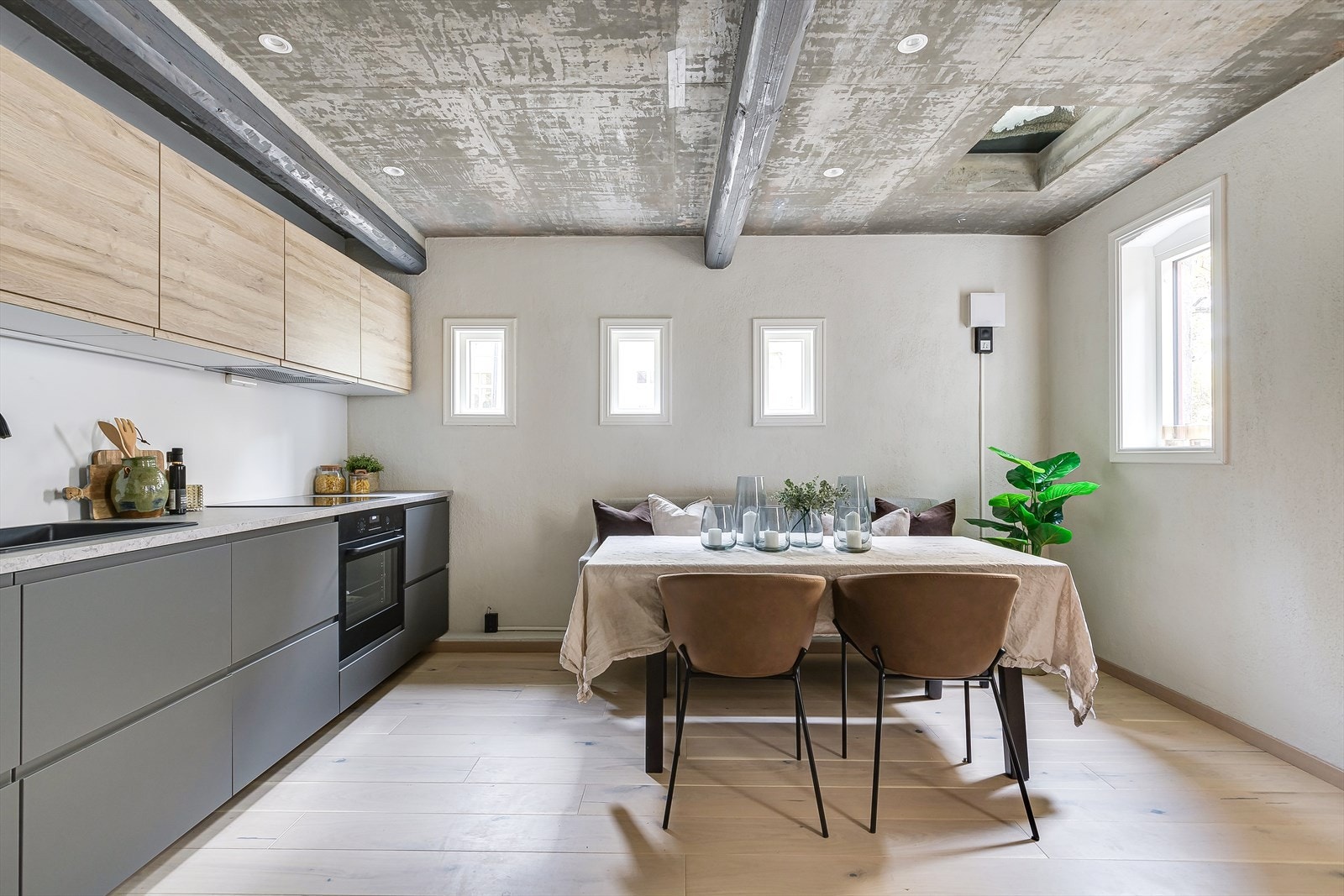 Integrerte hvitevarer som består av stekeovn, oppvaskmaskin, kombiskap samt induksjonstopp. Galleribilde