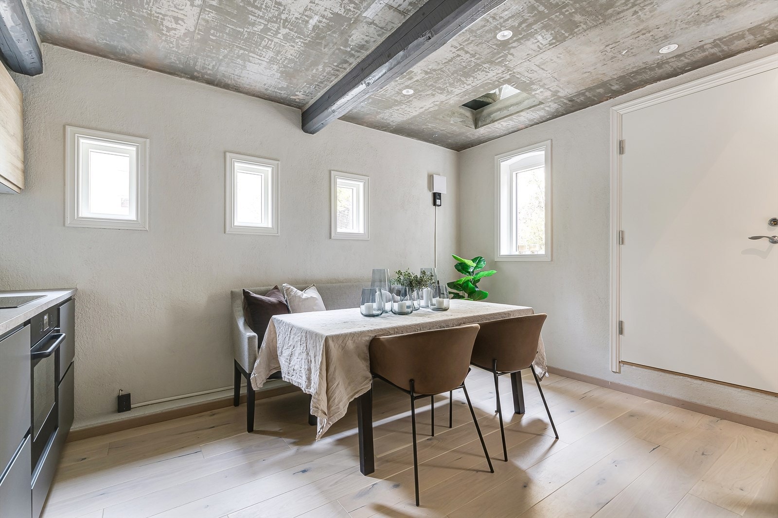 Plassen ved kjøkkenet kan brukes som stue eller spisestue etter ønske. Galleribilde