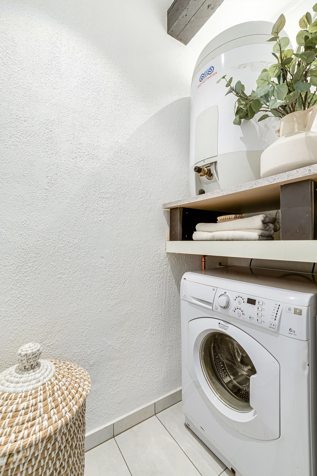 I første etasje er det et flislagt rom med opplegg til vaskemaskin og varmtvannsbereder. Galleribilde