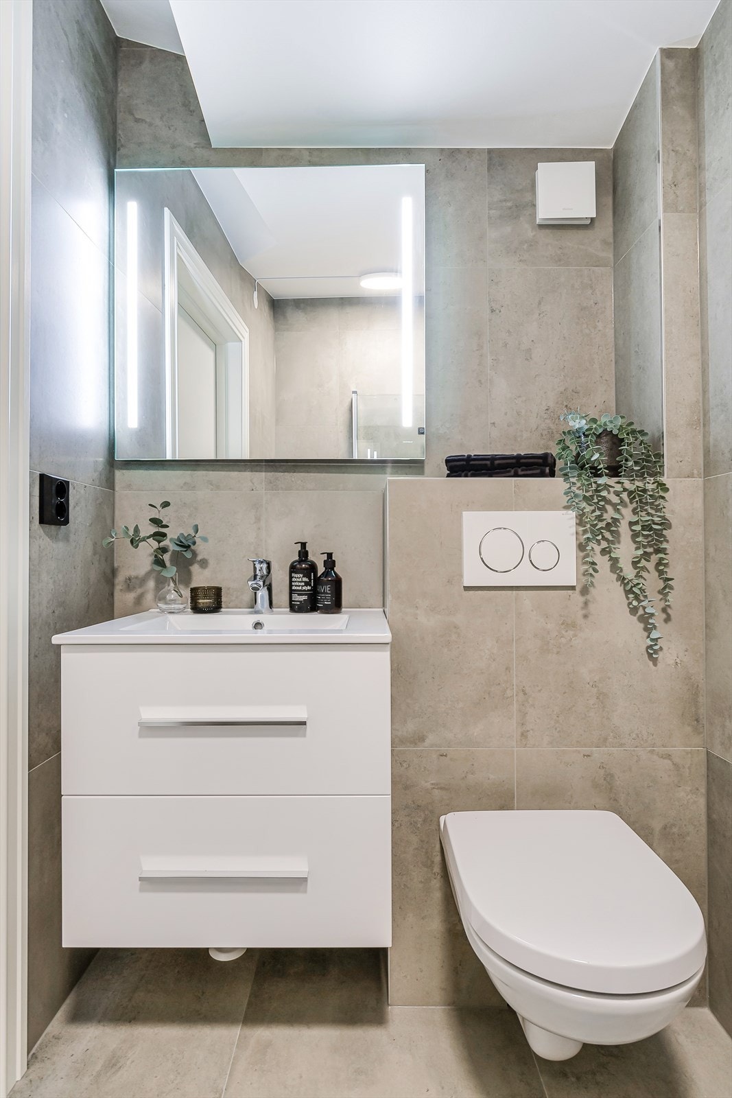 Badet har gulvvarme som styres med termostat. Galleribilde