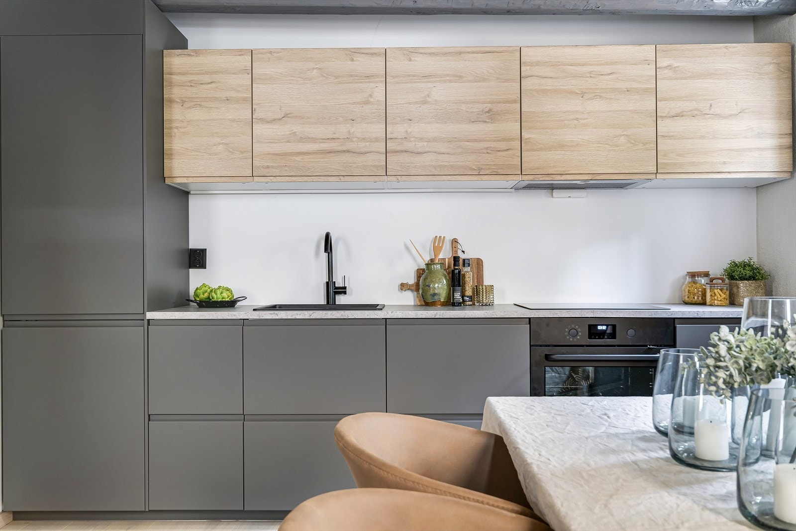 Innredningen har romslige skuffer og skap, og benkeplate av slitesterk laminat. Galleribilde