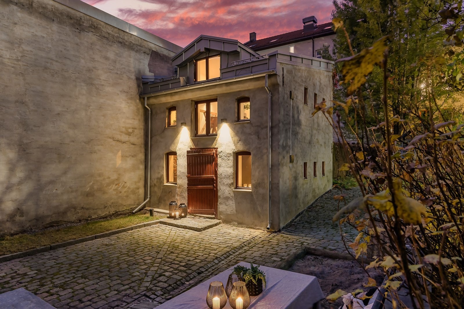 Bygget stammer fra 1800-tallet, og var en gammel stall for hester som dro de gamle trikkene i Oslo. Galleribilde